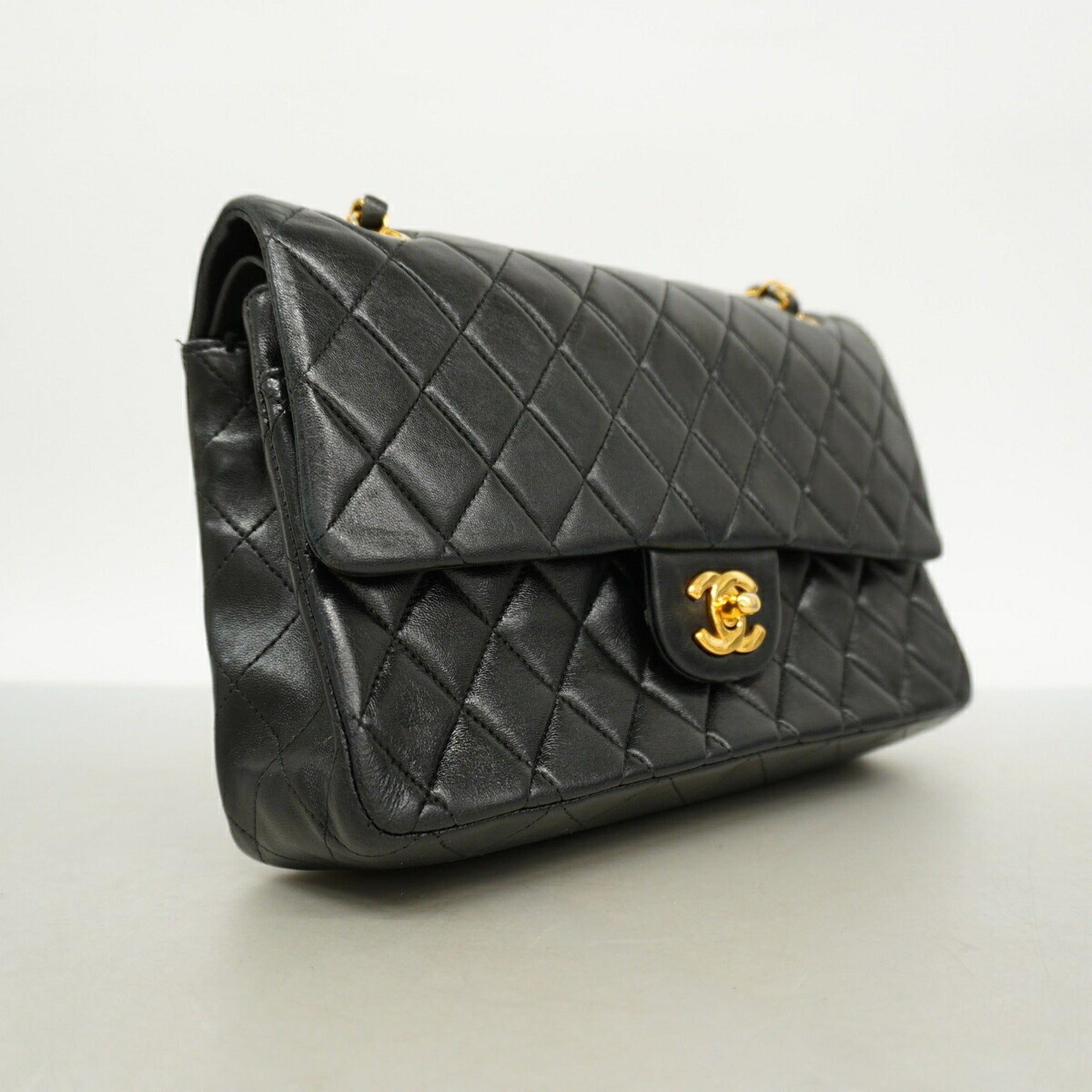 Chanel Black Leather Shoulder Bag (Pre-Owned)