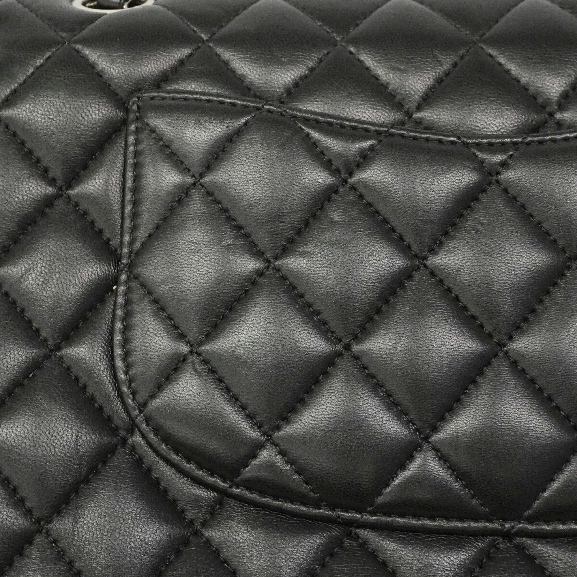 Chanel Black Leather Shoulder Bag (Pre-Owned)