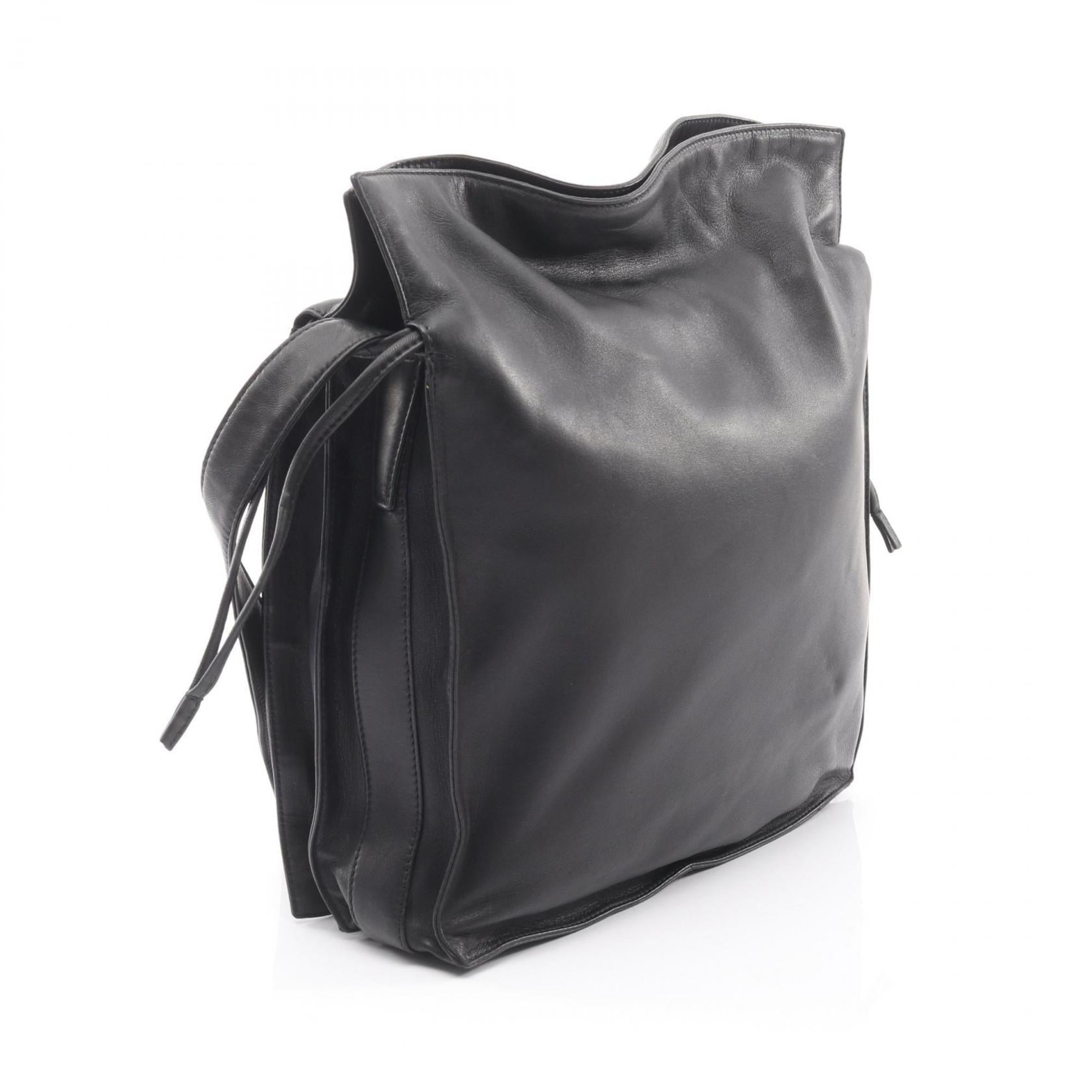 Loewe Black Leather Shoulder Bag (Pre-Owned)