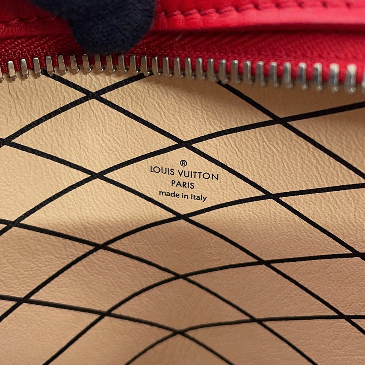 Louis Vuitton Noir Red Color Leather Shoulder Bag (Pre-Owned)