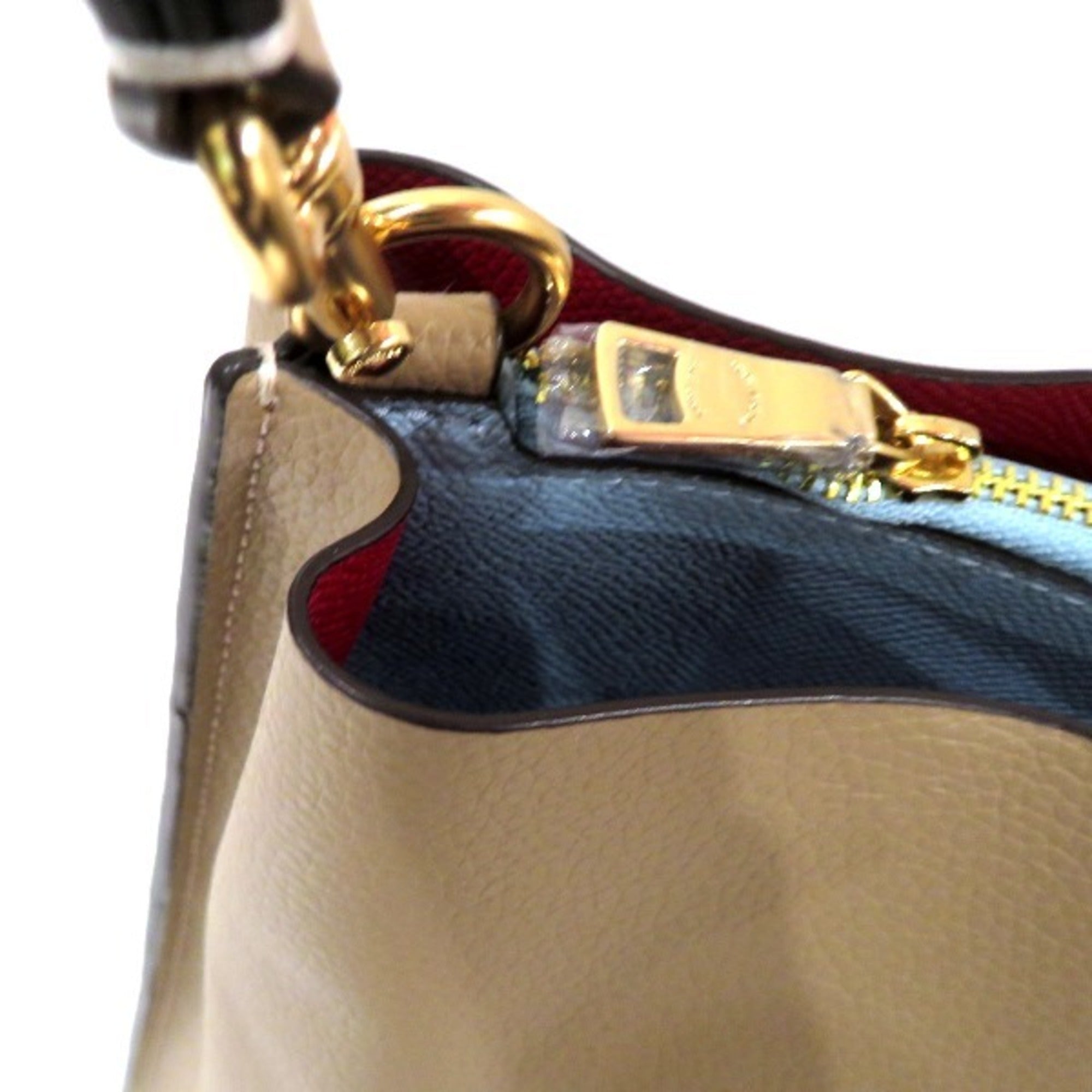Coach Beige Leather Shoulder Bag (Pre-Owned)