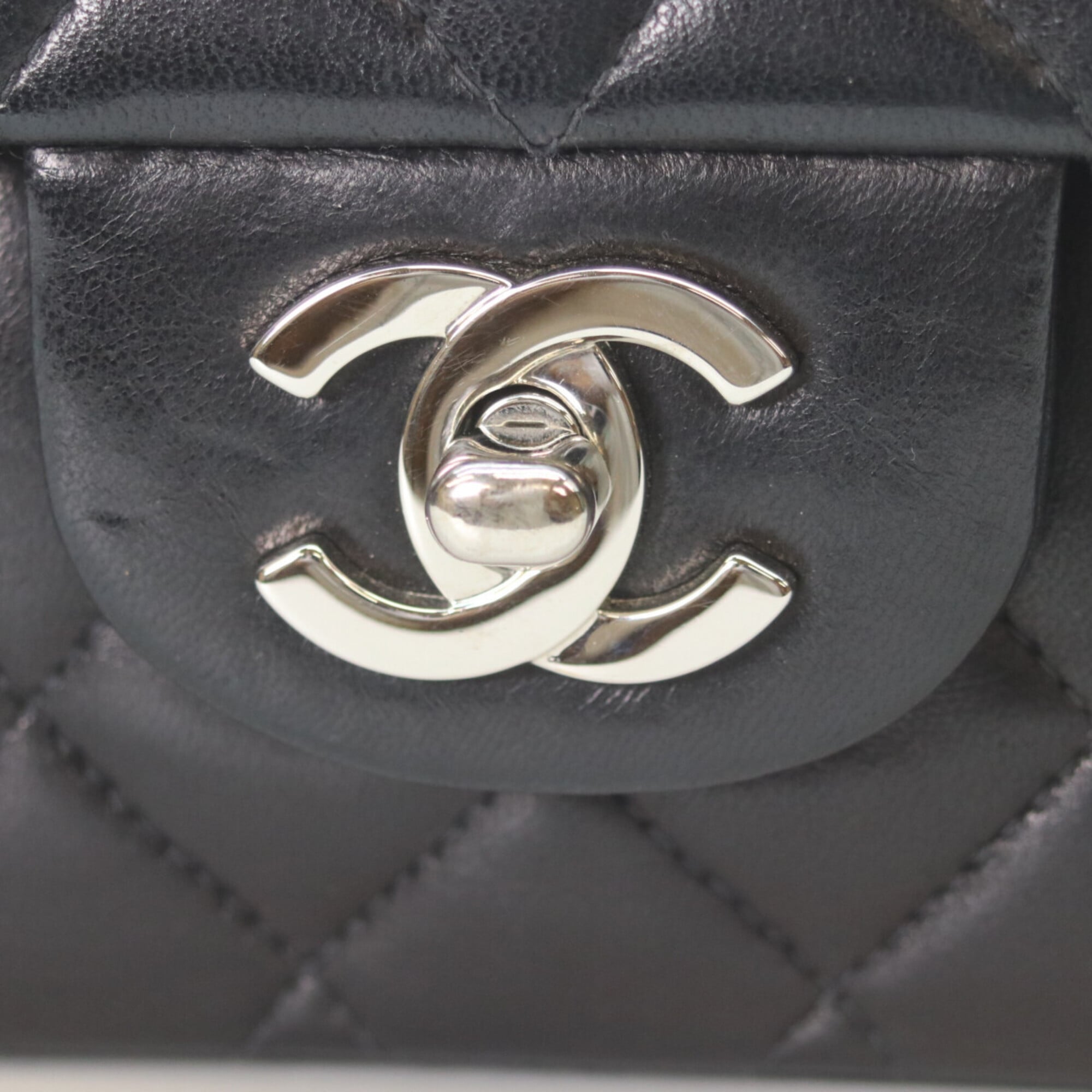 Chanel Black Leather Shoulder Bag (Pre-Owned)