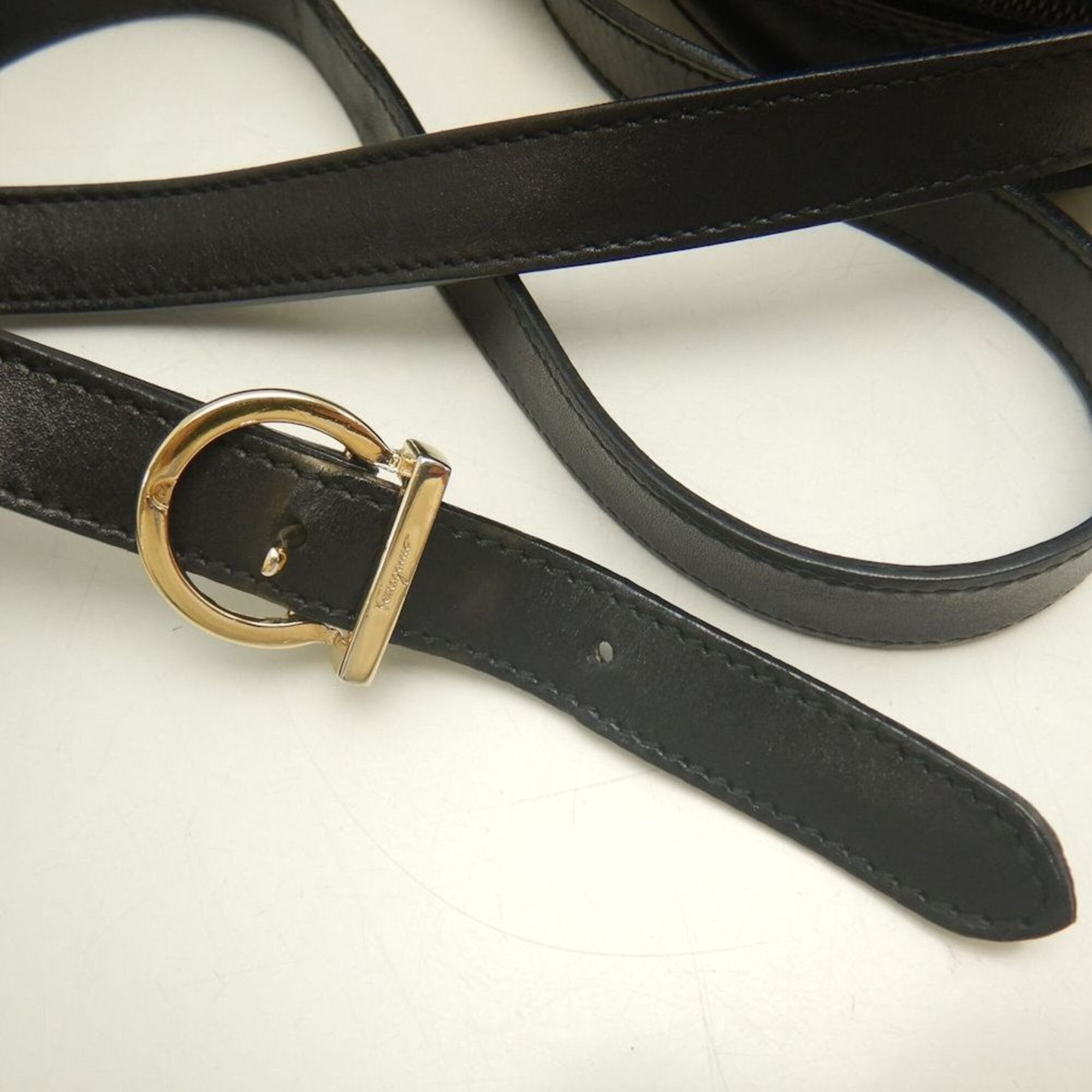 Salvatore Ferragamo Vara Black Leather Shoulder Bag (Pre-Owned)