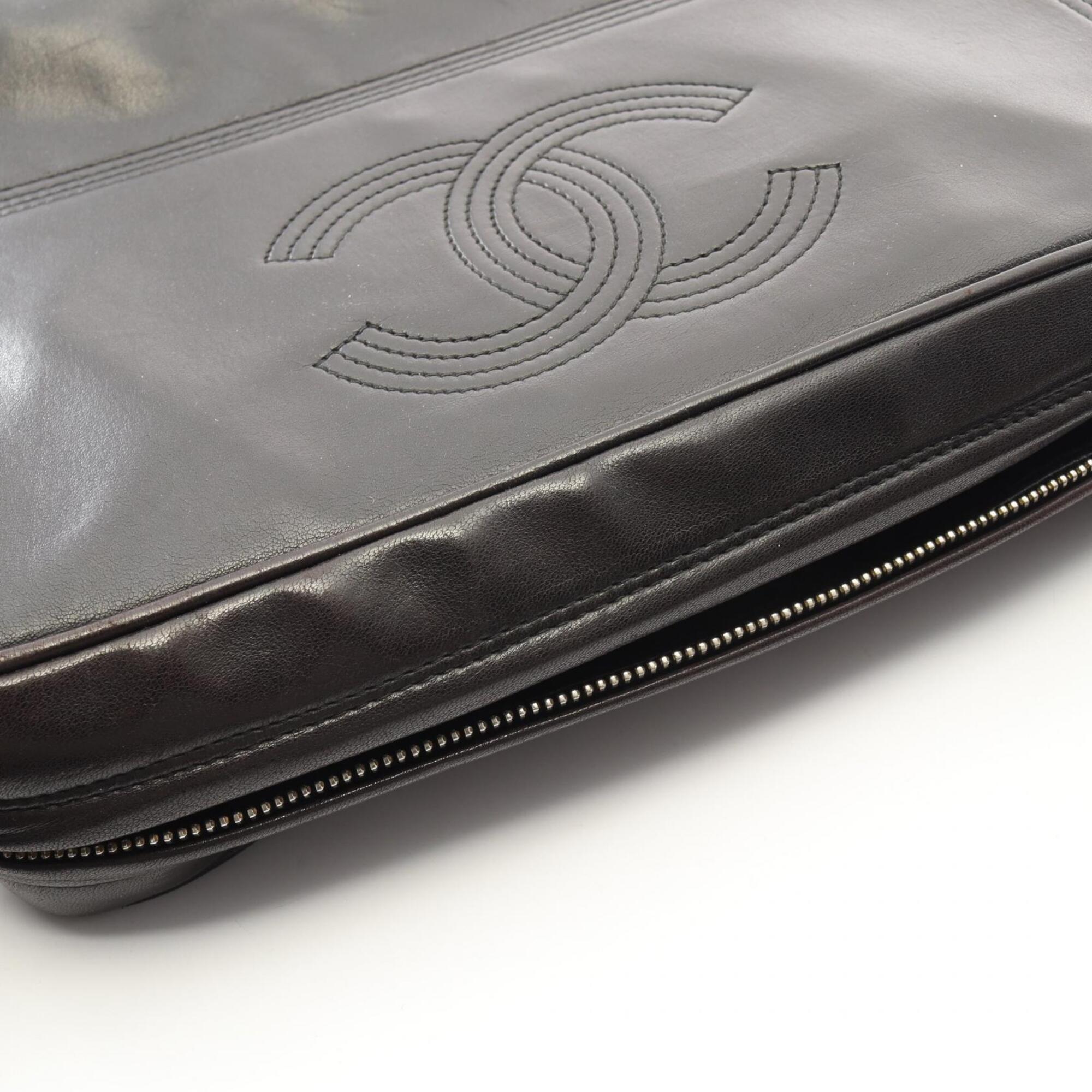 Chanel Black Leather Shoulder Bag (Pre-Owned)