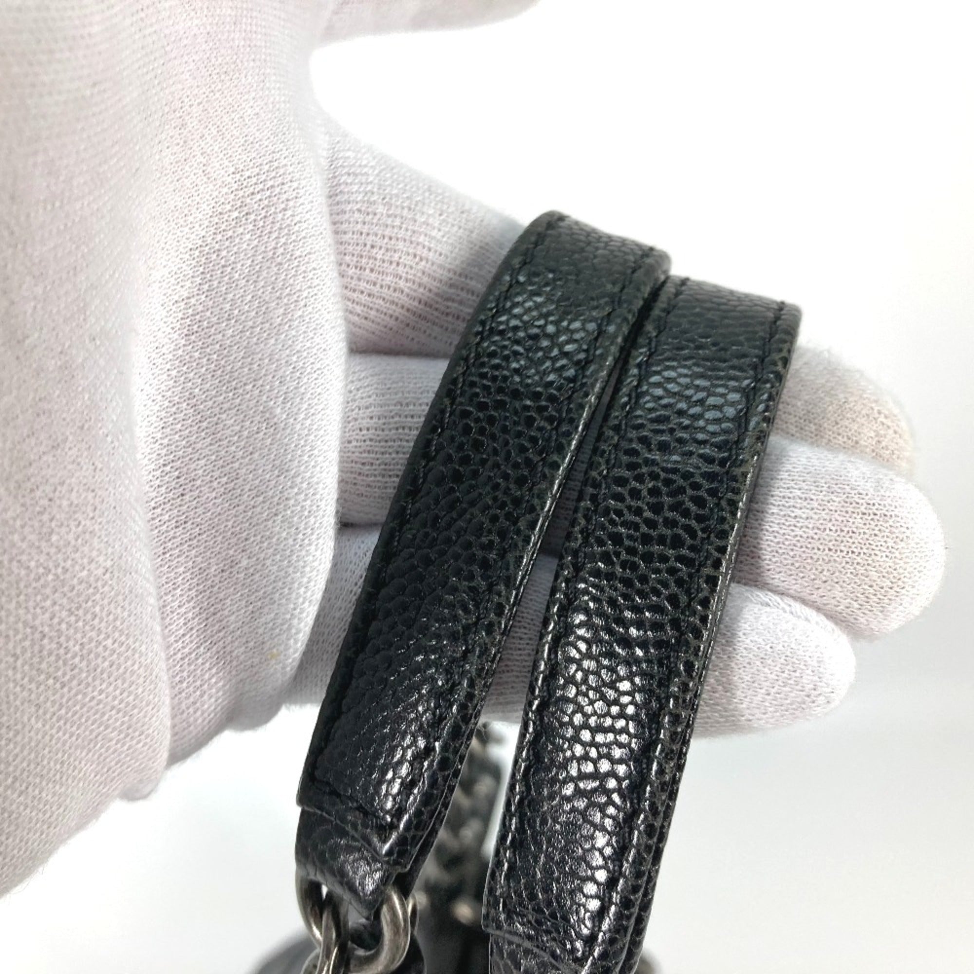 Chanel Black Leather Shoulder Bag (Pre-Owned)