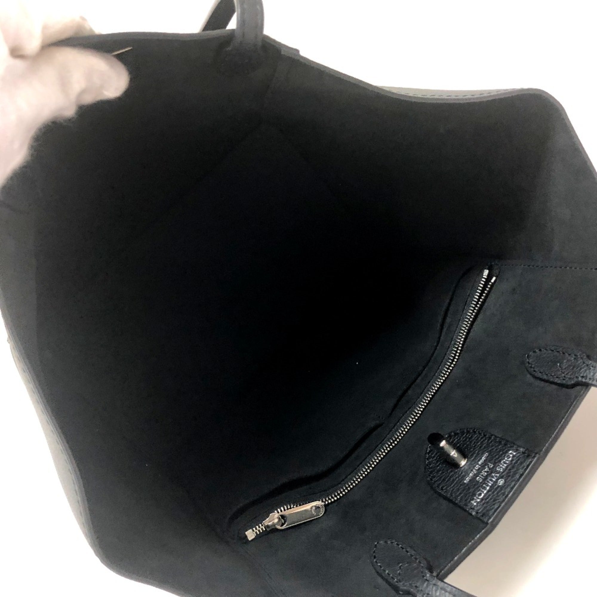 Louis Vuitton Black Leather Shoulder Bag (Pre-Owned)