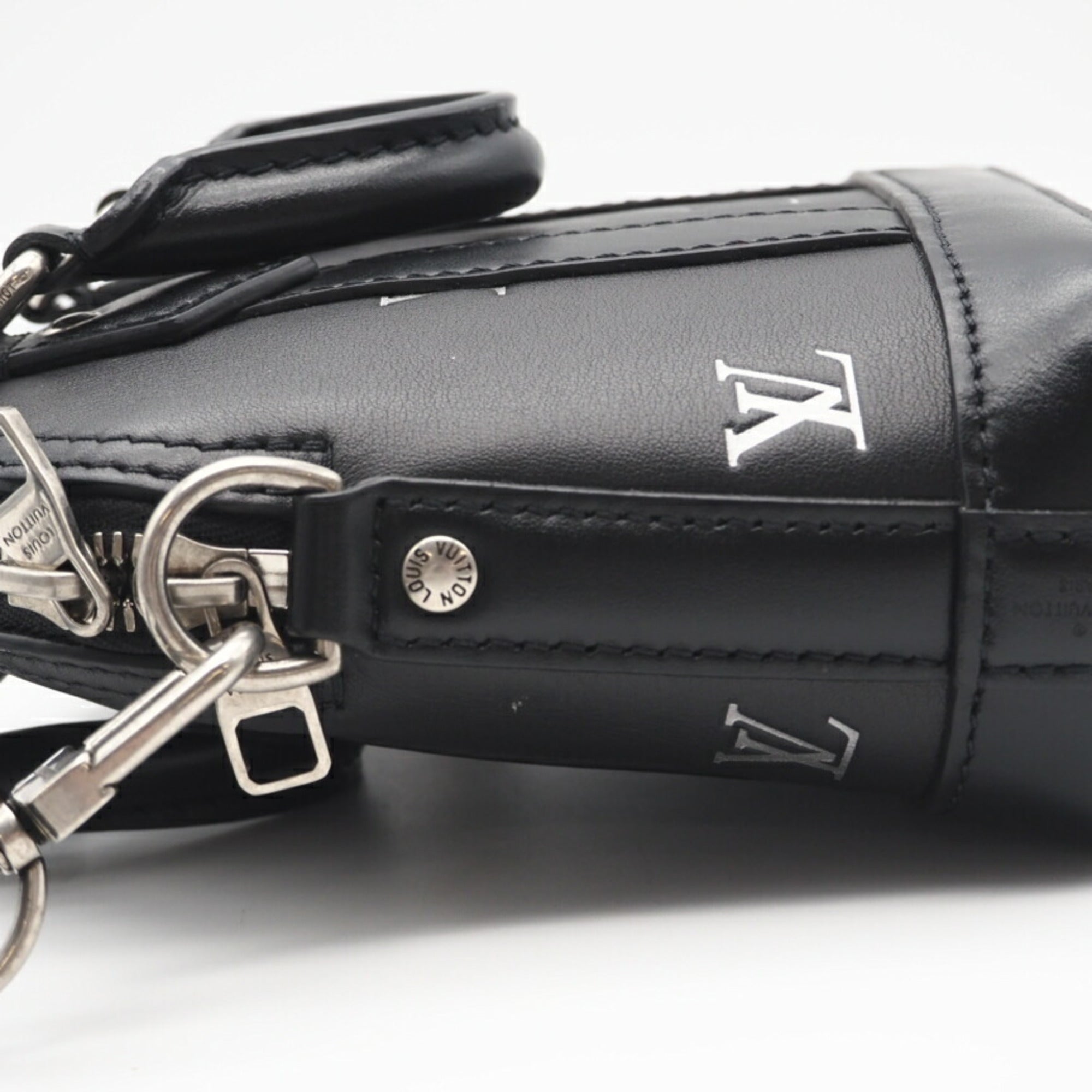 Louis Vuitton Black Leather Shoulder Bag (Pre-Owned)