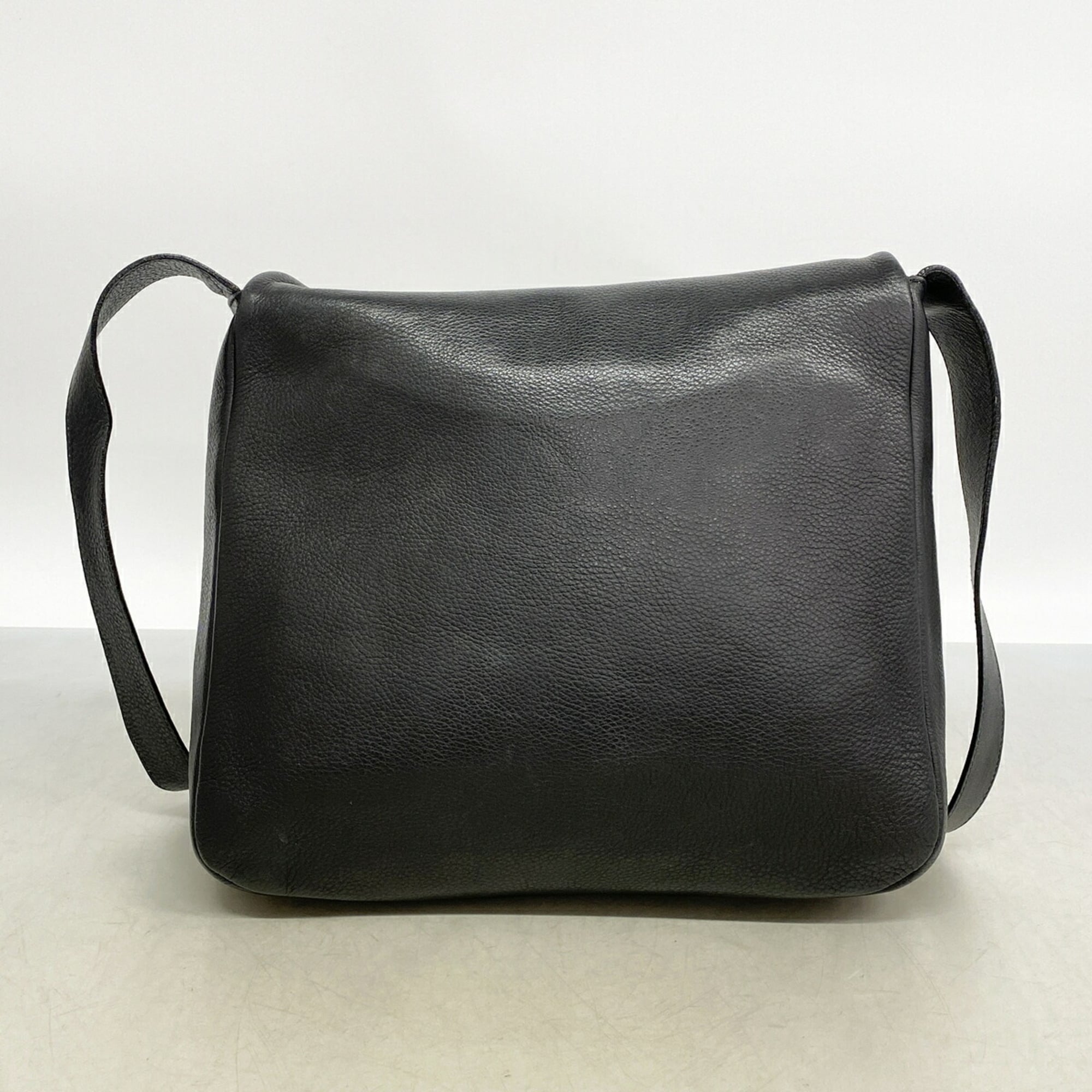 Salvatore Ferragamo Black Leather Shoulder Bag (Pre-Owned)