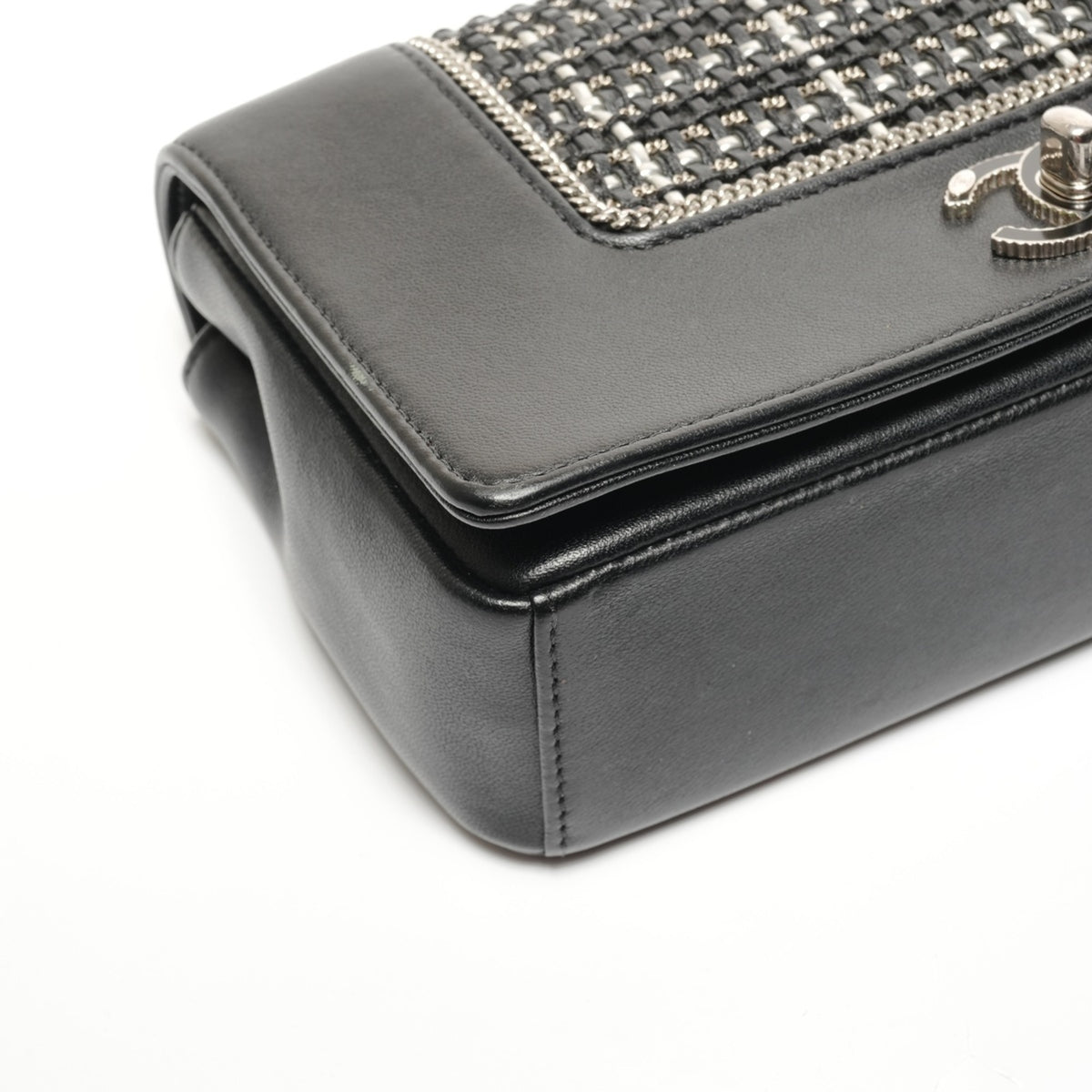 Chanel Black Leather Shoulder Bag (Pre-Owned)