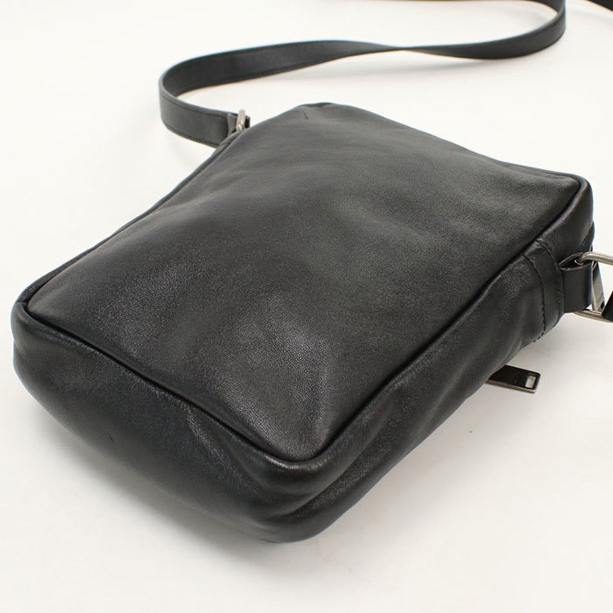 Saint Laurent Black Leather Shoulder Bag (Pre-Owned)