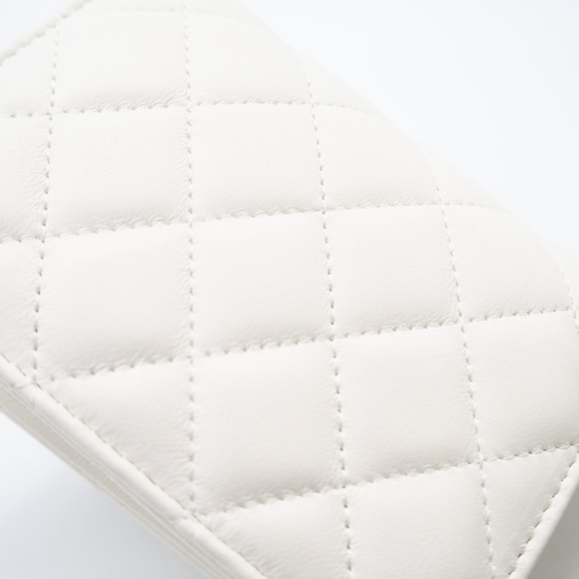 Chanel White Leather Shoulder Bag (Pre-Owned)