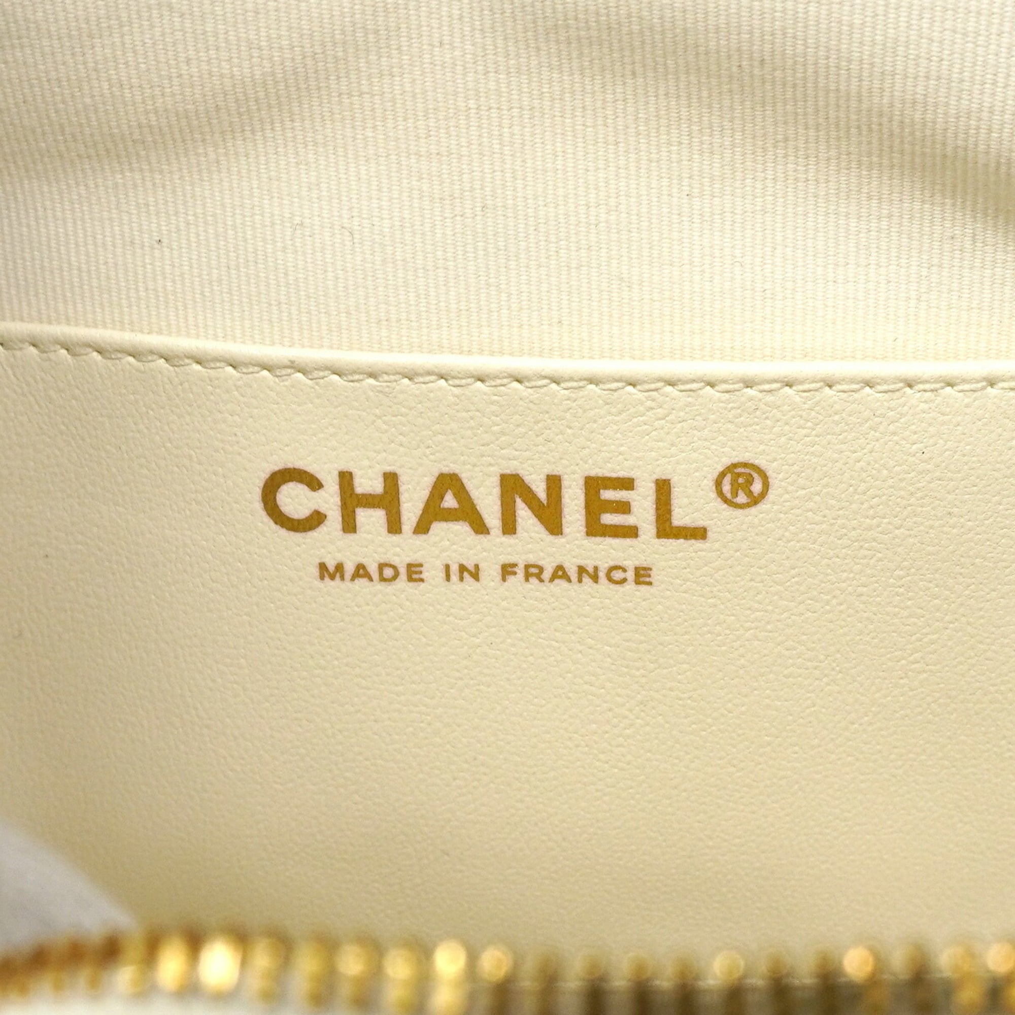 Chanel White Leather Shoulder Bag (Pre-Owned)