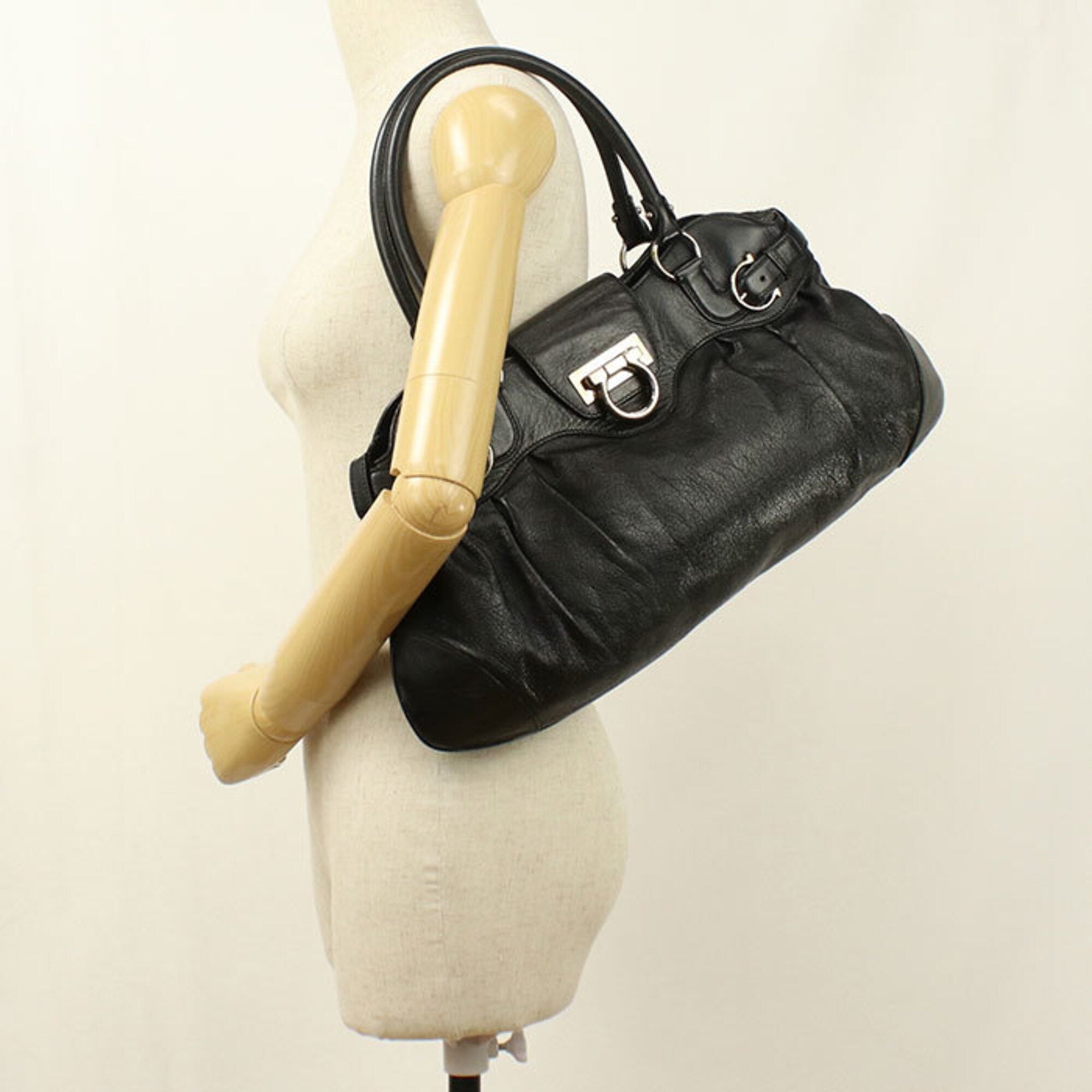 Salvatore Ferragamo Black Leather Handbag (Pre-Owned)