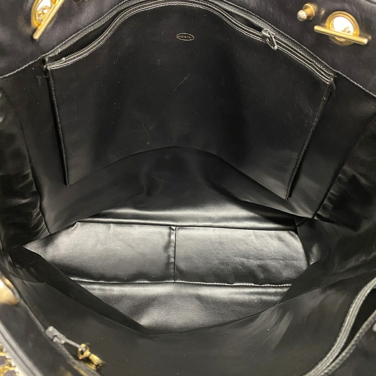 Chanel Black Leather Shoulder Bag (Pre-Owned)