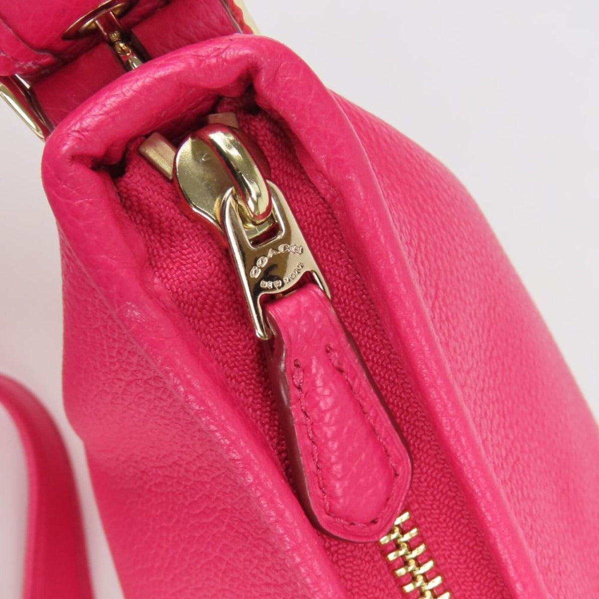 Coach Pink Leather Shoulder Bag (Pre-Owned)