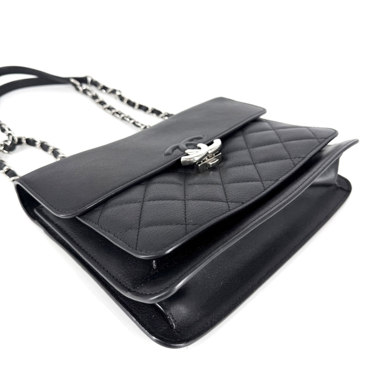 Chanel Matelasse Black Leather Shoulder Bag (Pre-Owned)