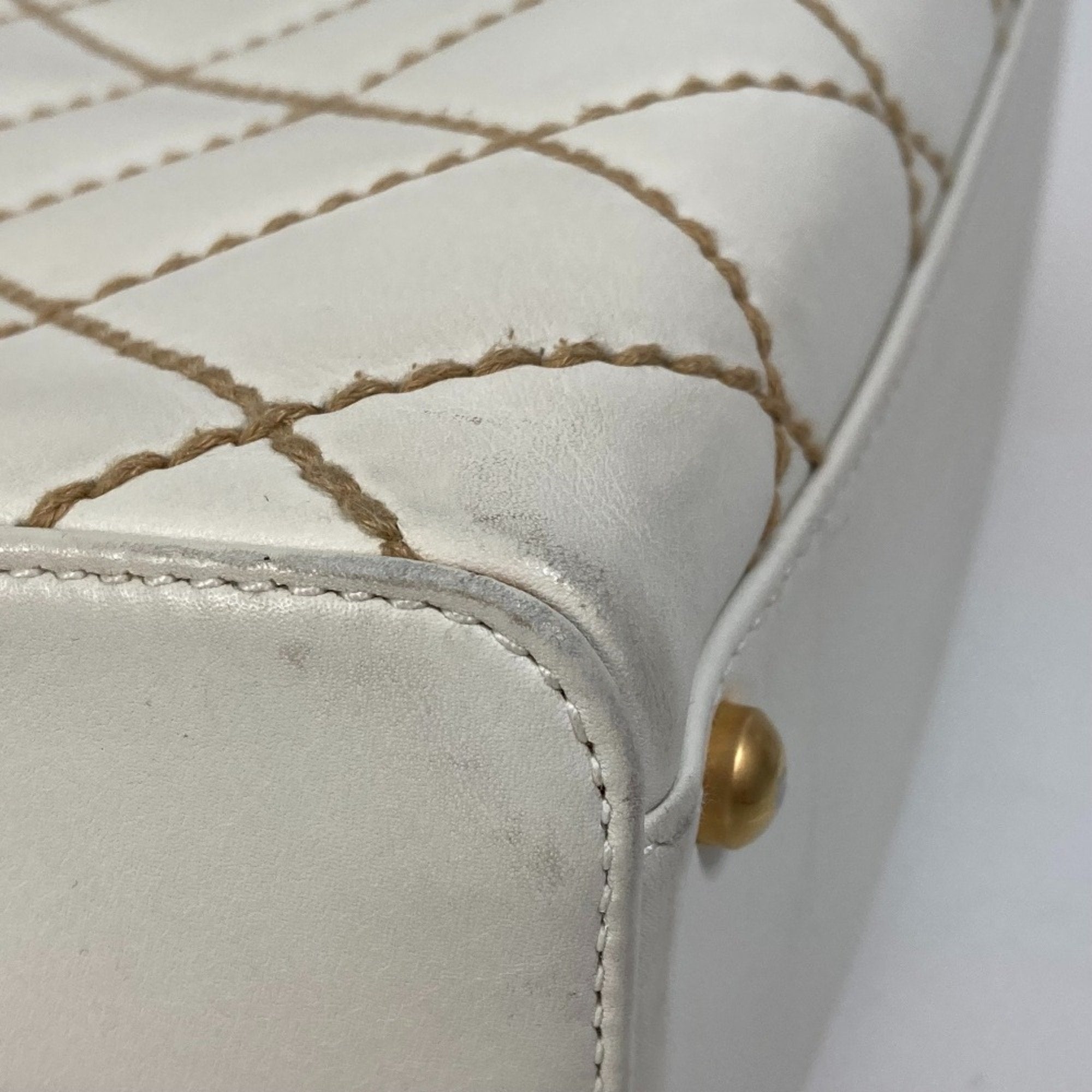 Chanel White Leather Handbag (Pre-Owned)