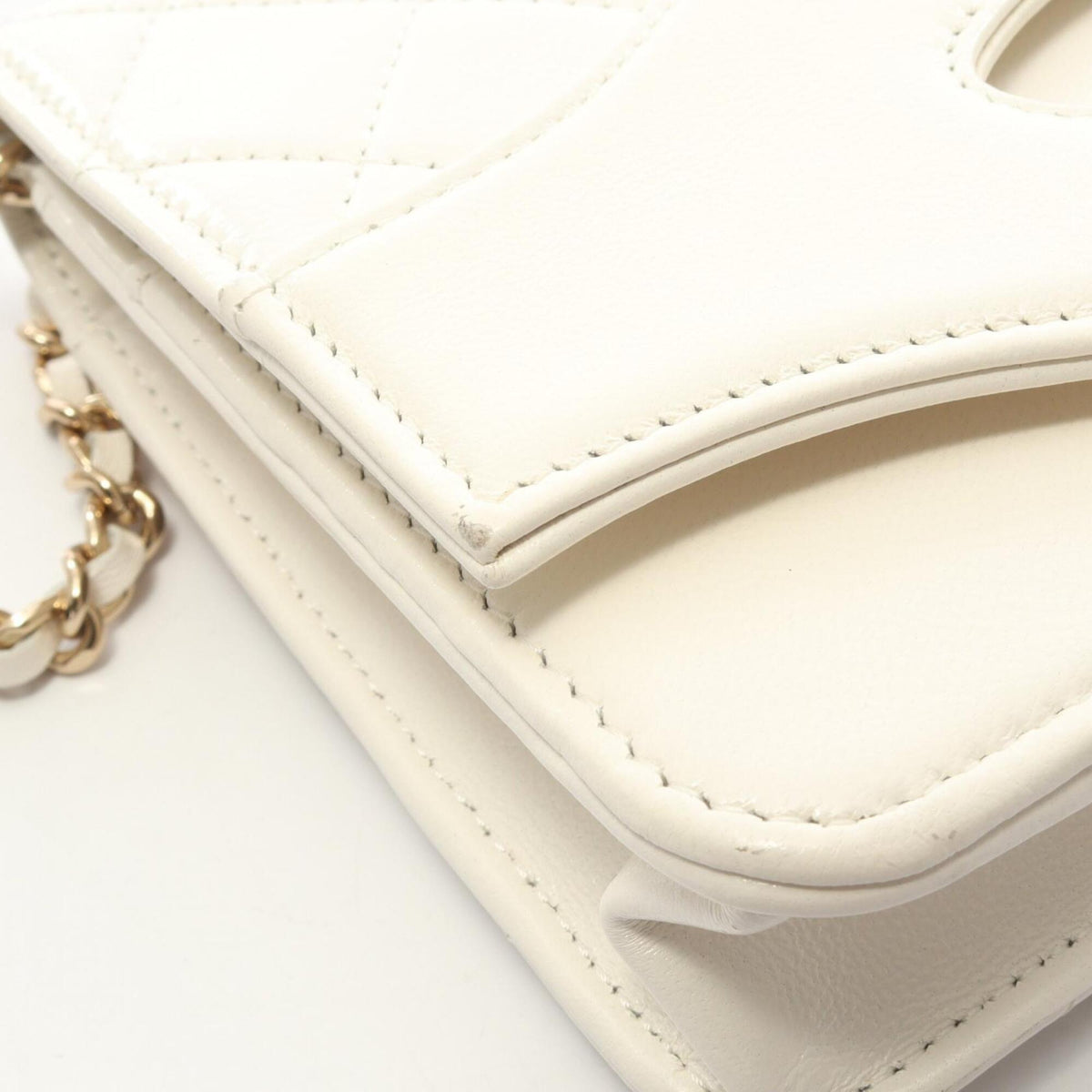 Chanel Matelasse White Leather Shoulder Bag (Pre-Owned)