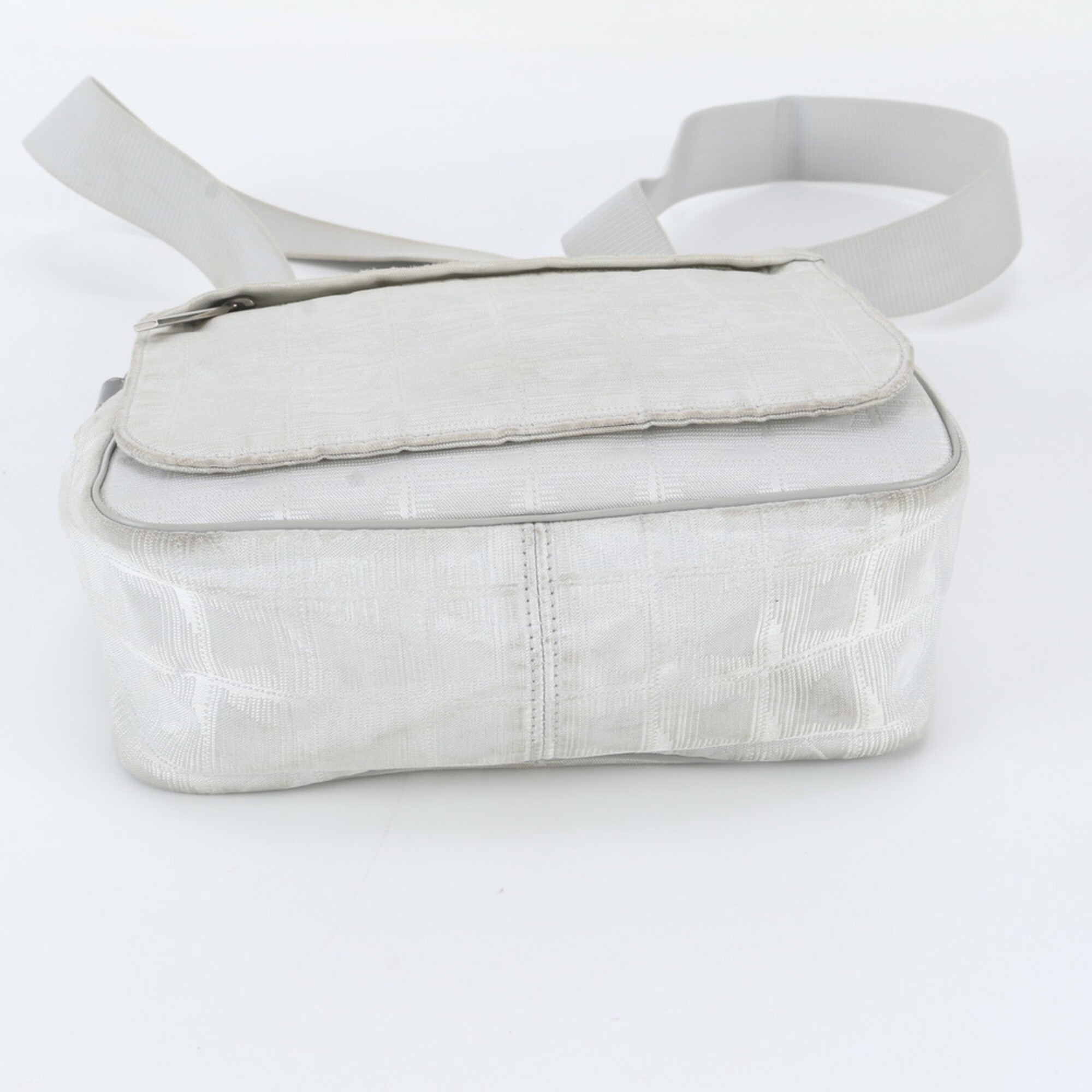 Chanel Gray Leather Nylon Shoulder Bag (Pre-Owned)