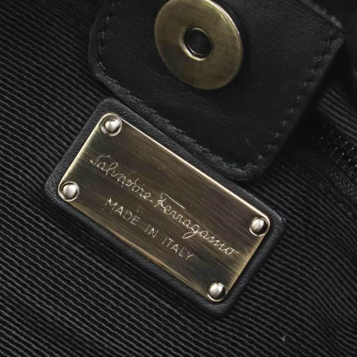 Salvatore Ferragamo Black Leather Shoulder Bag (Pre-Owned)