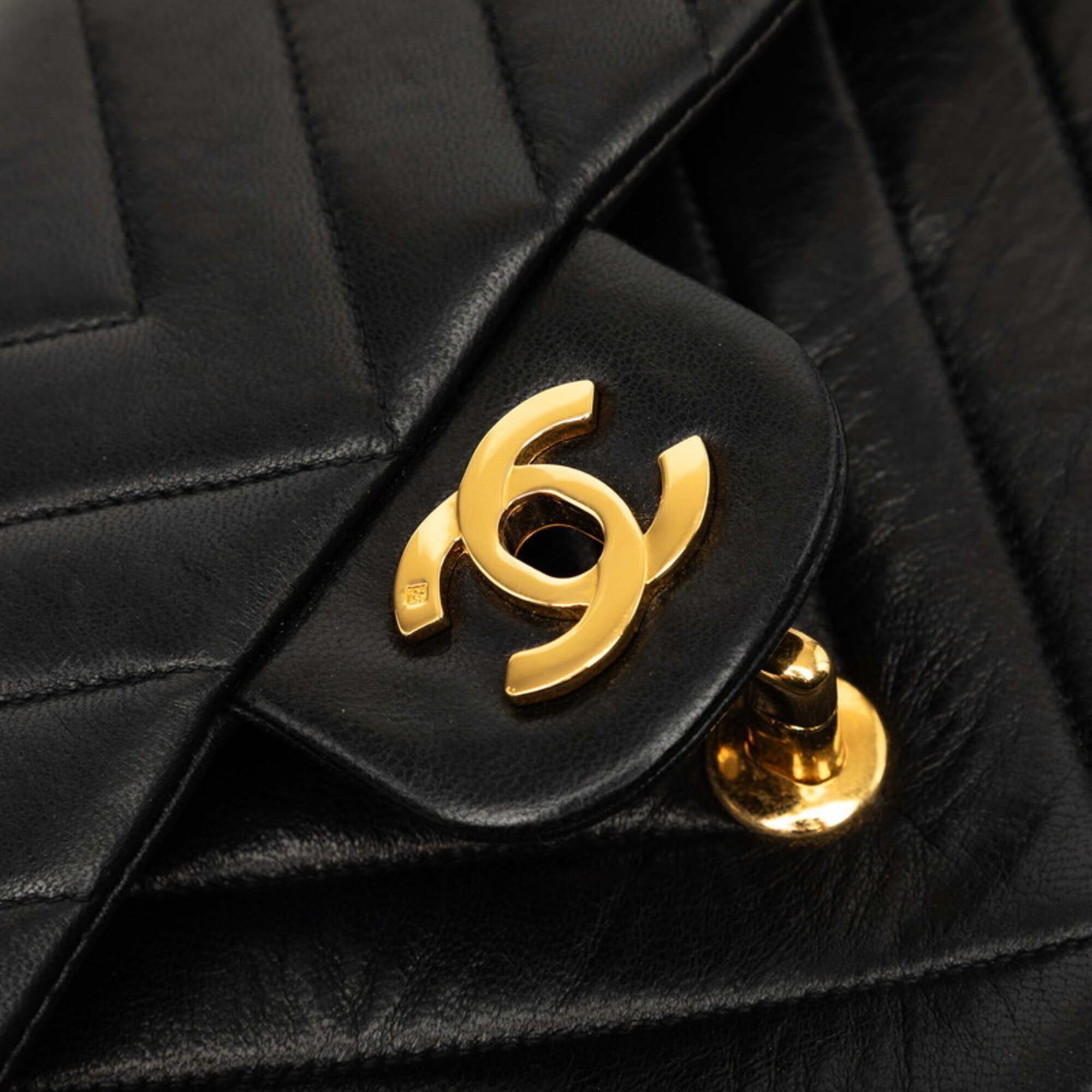 Chanel Black Leather Shoulder Bag (Pre-Owned)