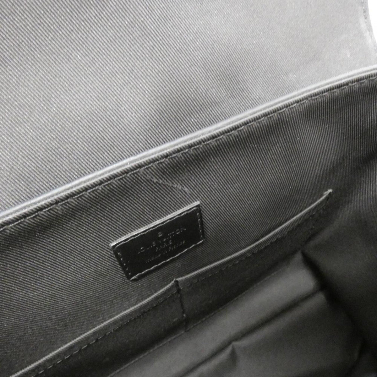 Louis Vuitton Black Leather Shoulder Bag (Pre-Owned)
