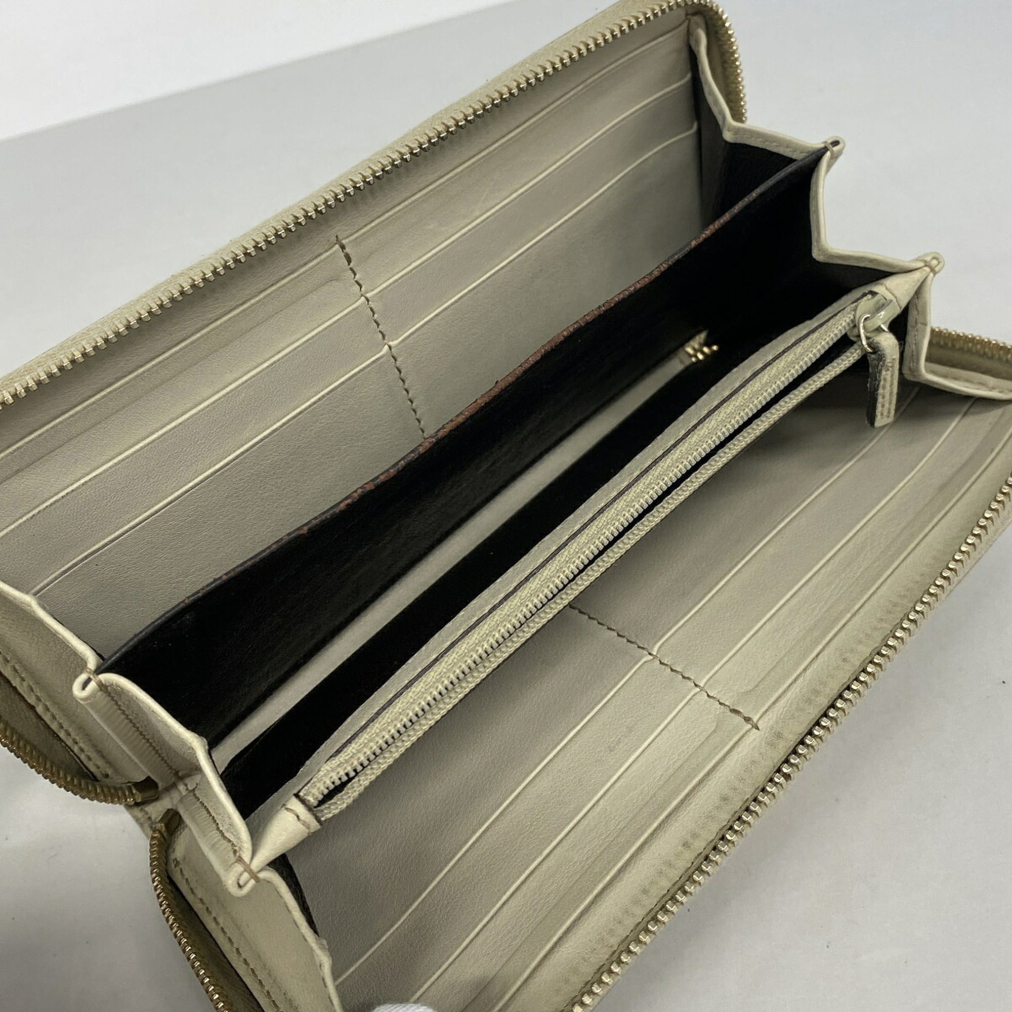 Gucci Beige Leather Long Wallet (Bi-Fold) (Pre-Owned)