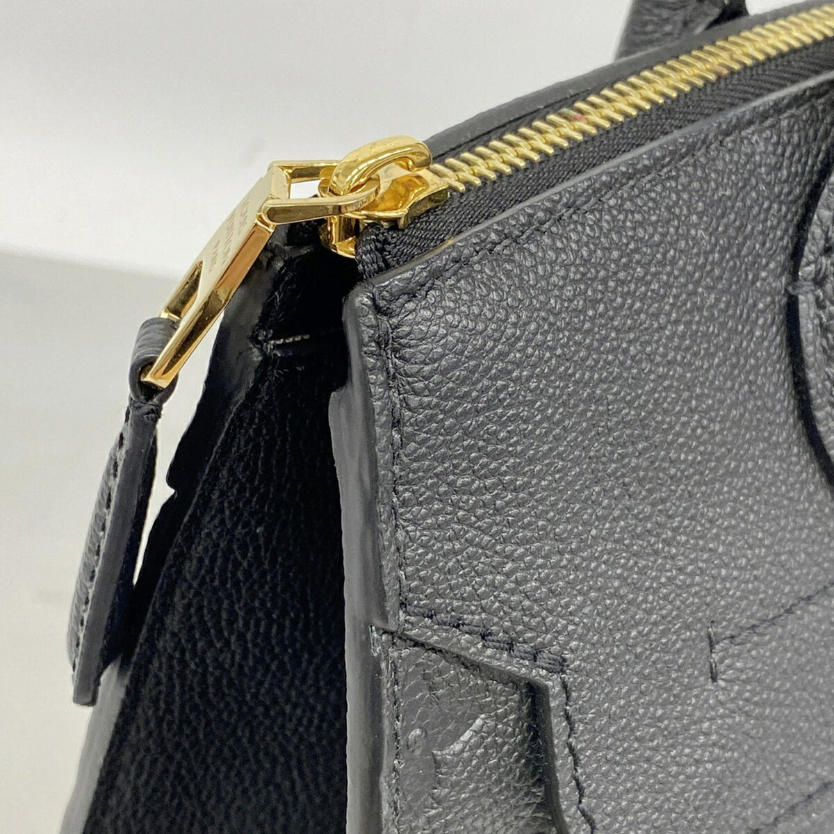 Louis Vuitton Noir Handbag (Pre-Owned)