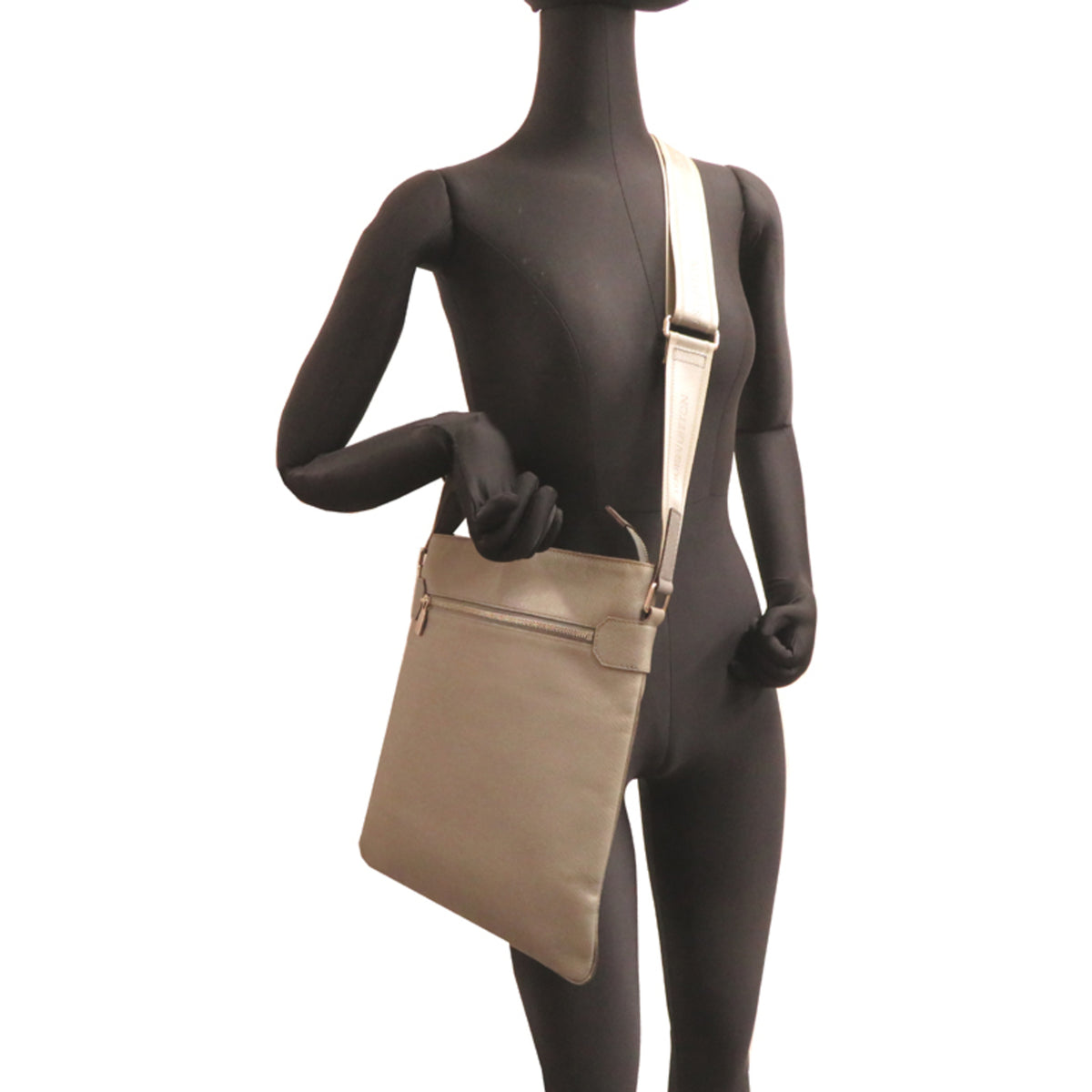Louis Vuitton Glacier Taiga Leather Shoulder Bag (Pre-Owned)