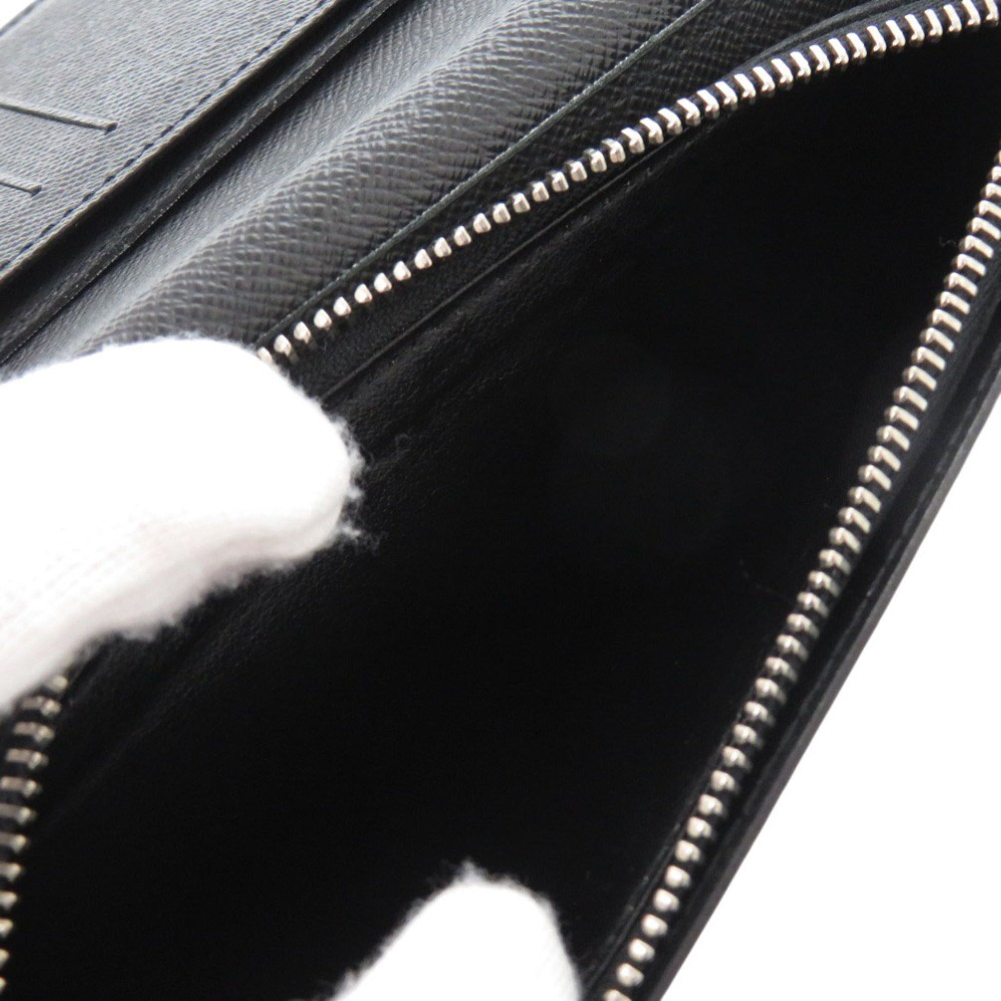 Louis Vuitton Black Noir Taiga Leather Leather Long Wallet (Bi-Fold) (Pre-Owned)