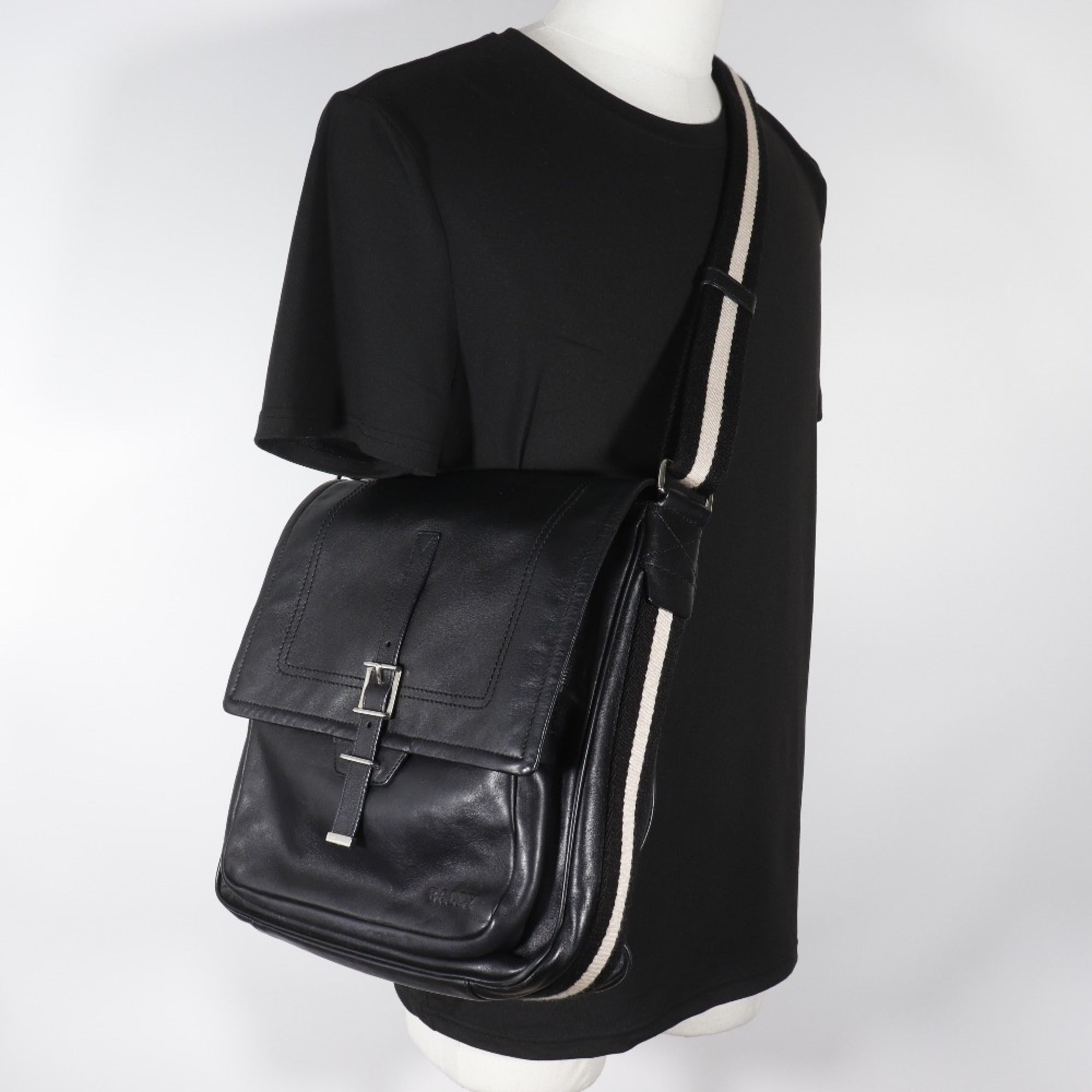 Bally Black Leather Shoulder Bag (Pre-Owned)