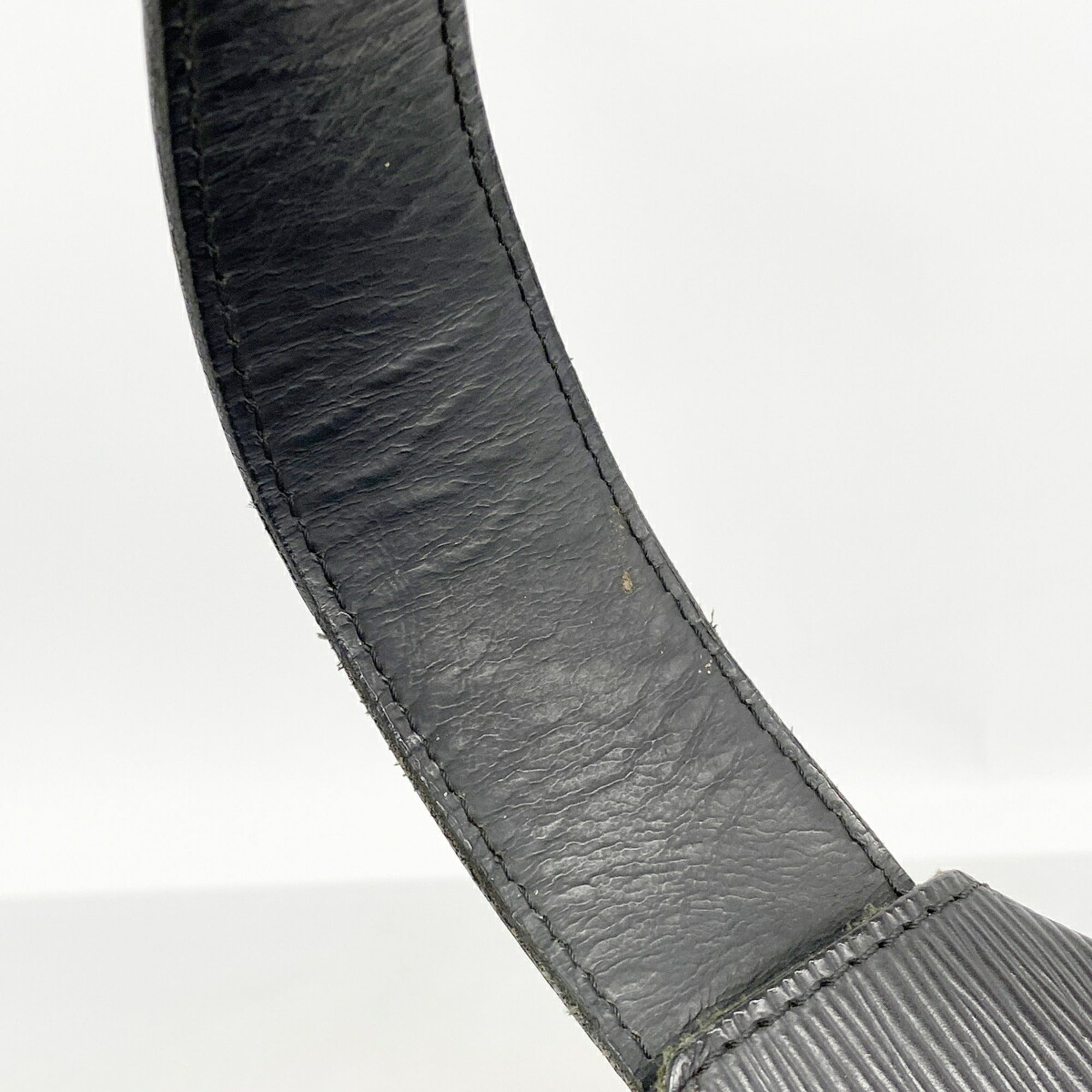 Louis Vuitton Noir Shoulder Bag (Pre-Owned)