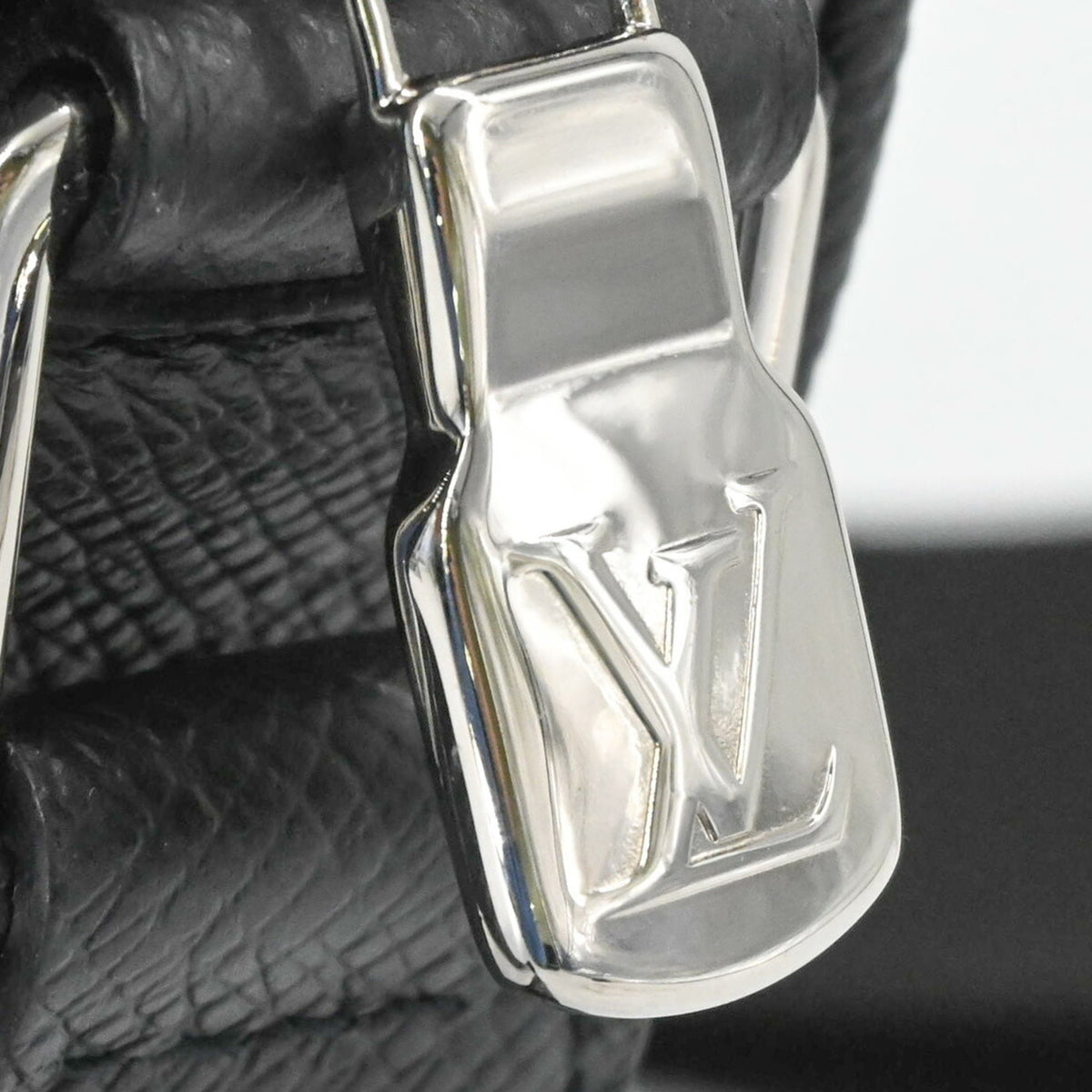 Louis Vuitton Black Taiga Leather Shoulder Bag (Pre-Owned)