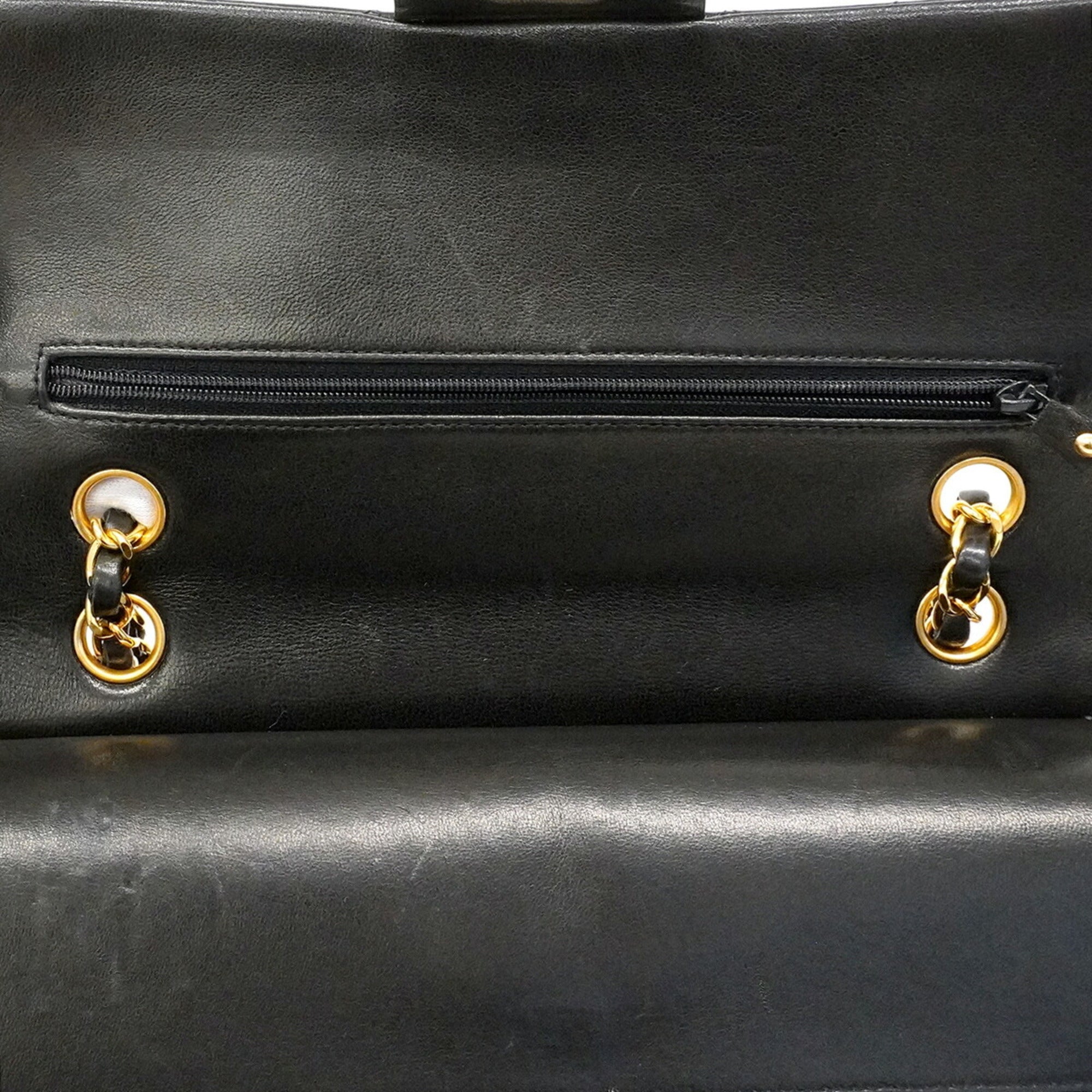 Chanel Black Leather Shoulder Bag (Pre-Owned)