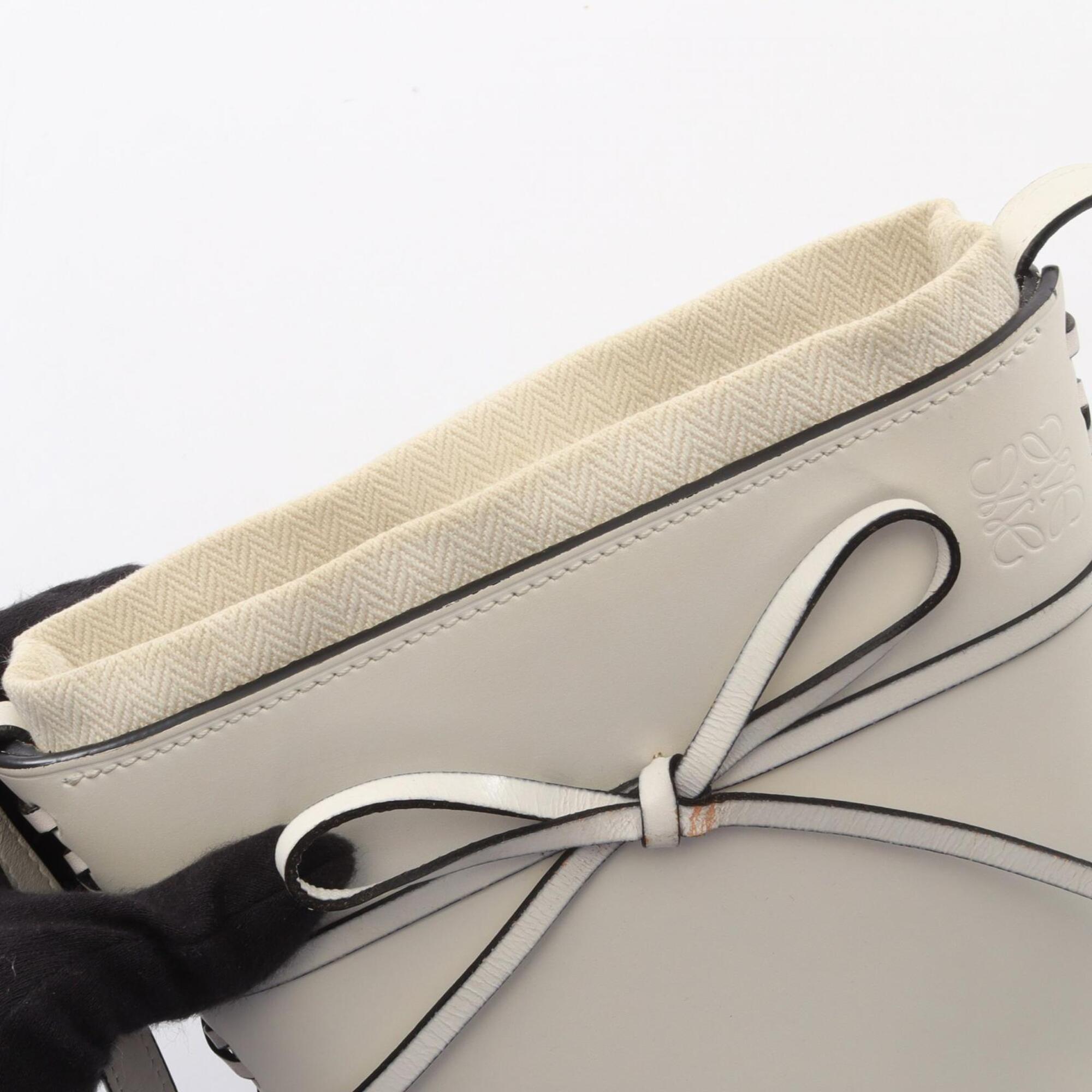 Loewe White Leather Shoulder Bag (Pre-Owned)