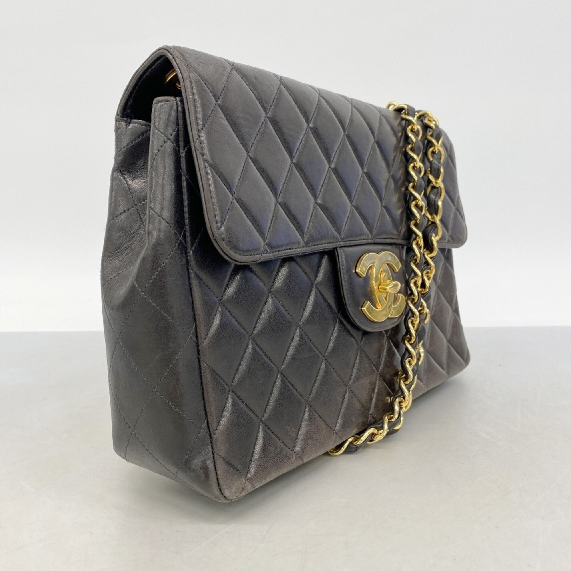 Chanel Black Leather Shoulder Bag (Pre-Owned)