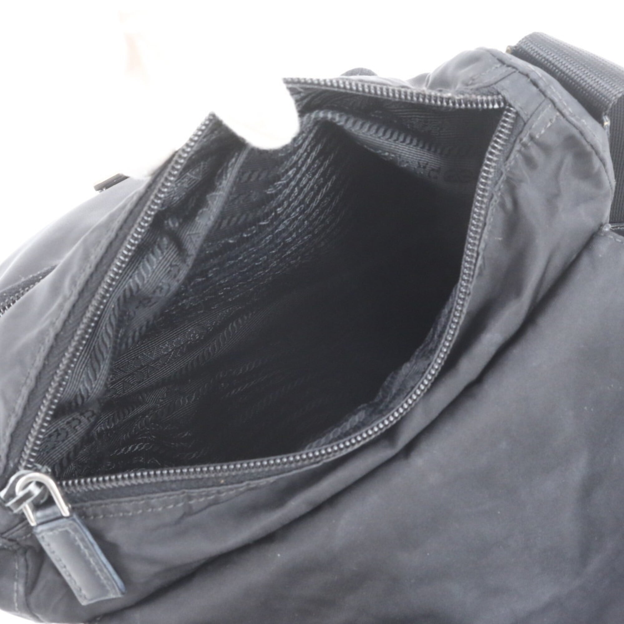 Prada Black Leather Nylon Messenger Bag Shoulder Bag (Pre-Owned)