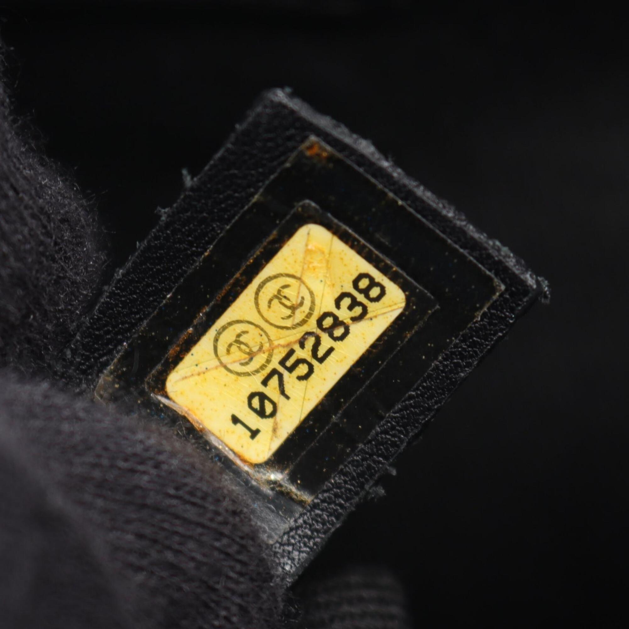Chanel Black Leather Shoulder Bag (Pre-Owned)