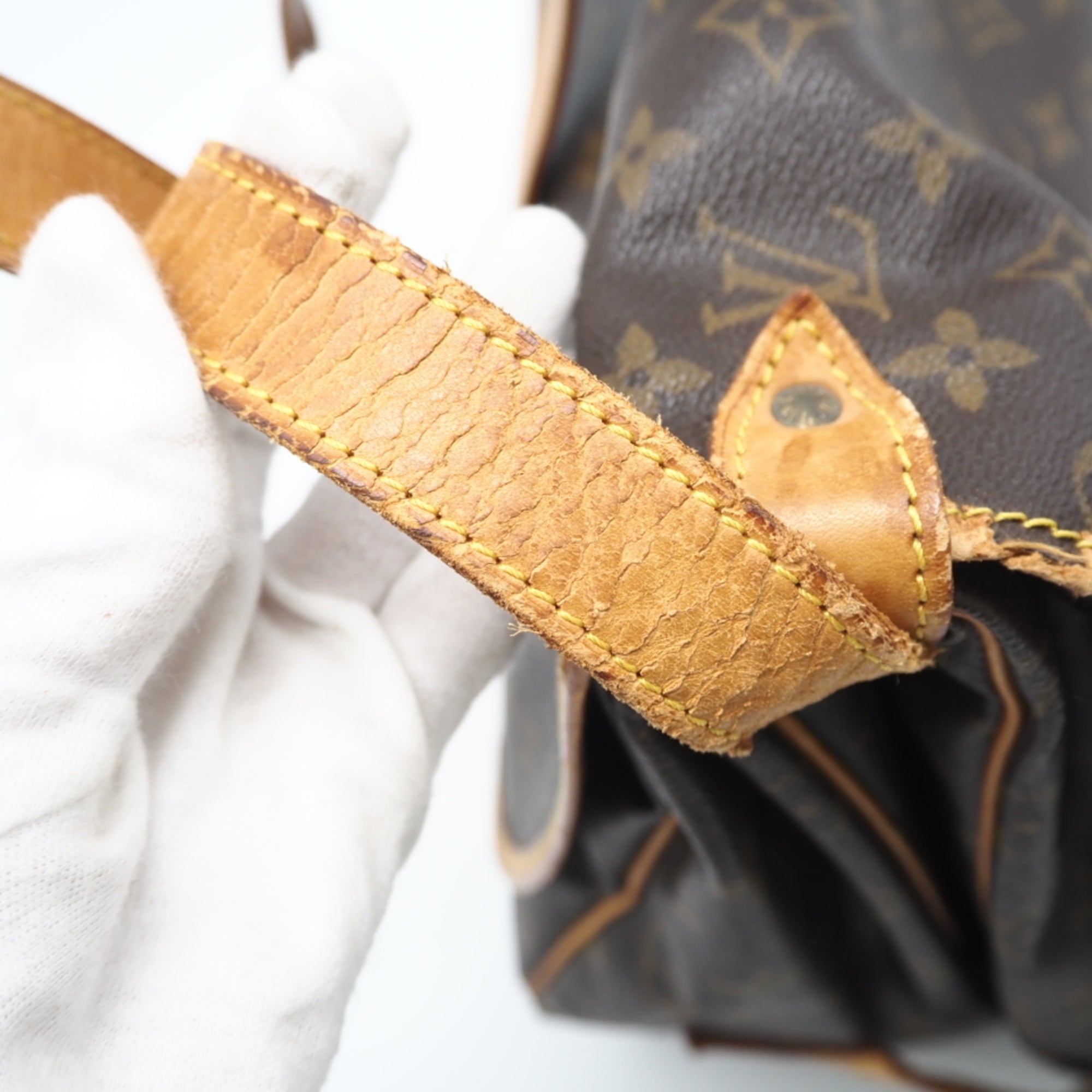 Louis Vuitton Brown Monogram Monogram Shoulder Bag (Pre-Owned)
