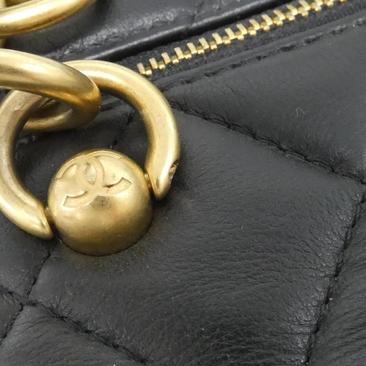 Chanel Black Leather Handbag (Pre-Owned)