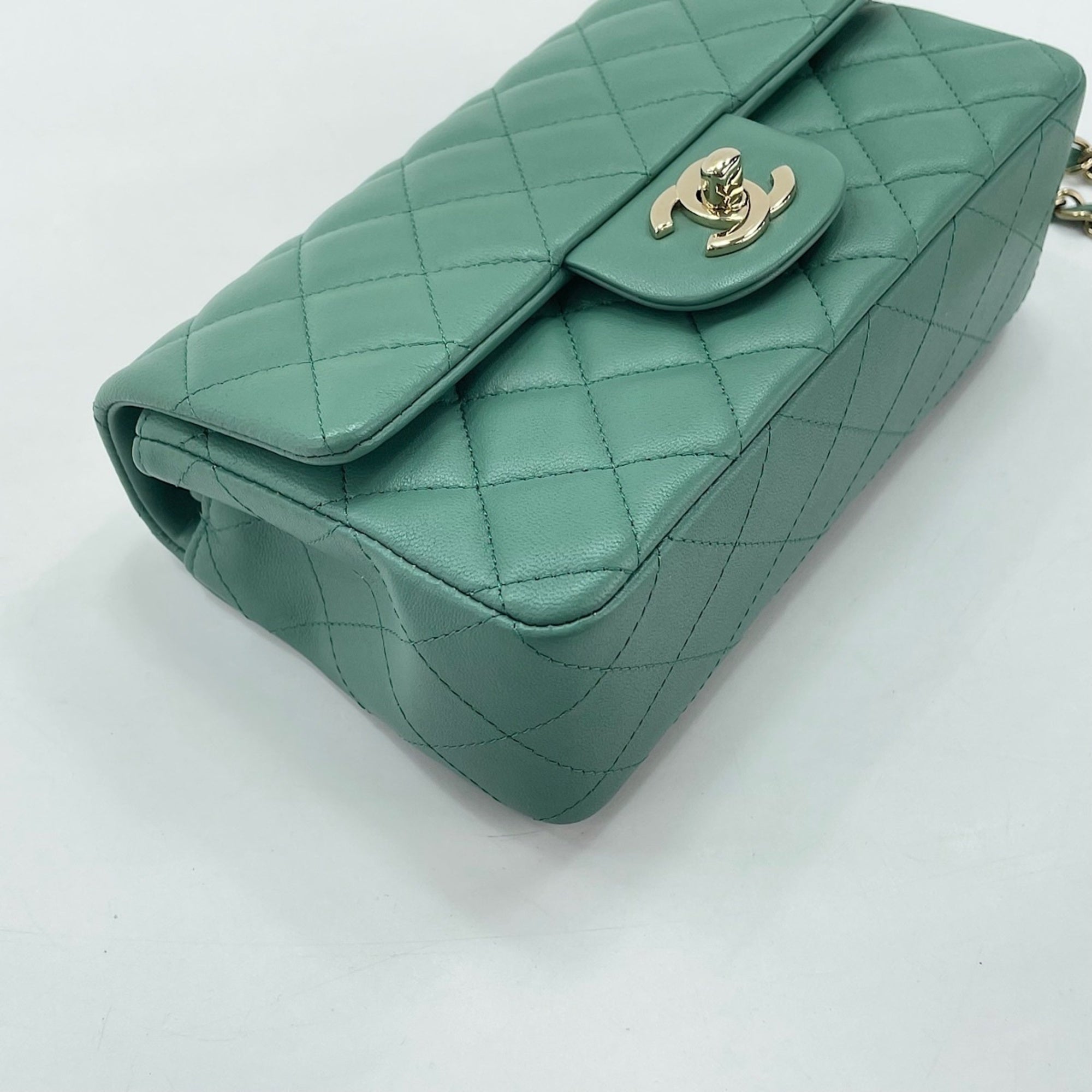 Chanel Green Shoulder Bag (Pre-Owned)