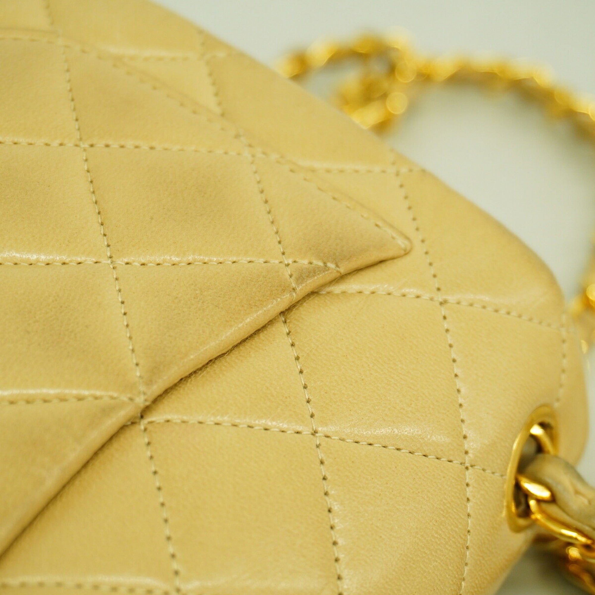 Chanel Beige Leather Shoulder Bag (Pre-Owned)