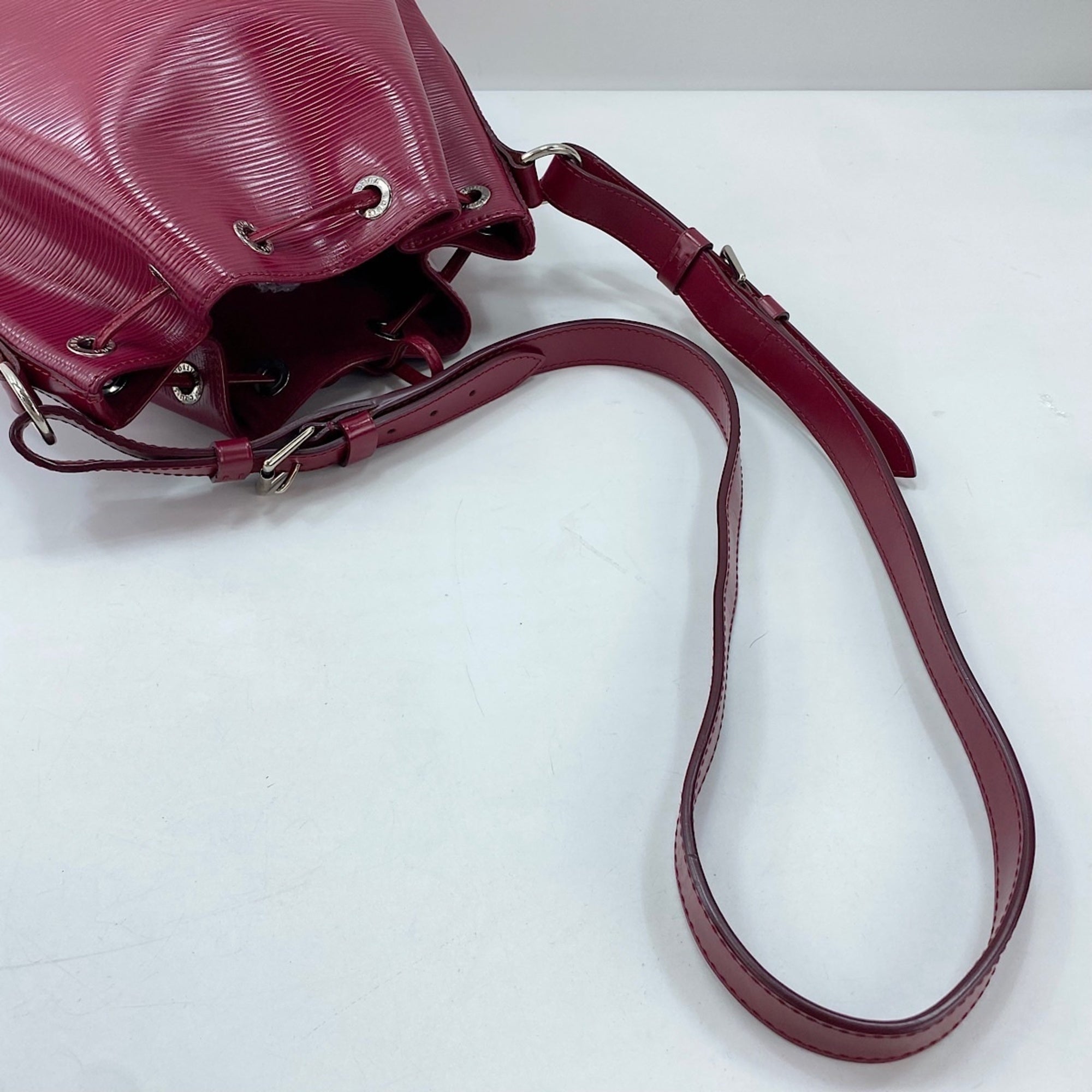 Louis Vuitton Red Color Shoulder Bag (Pre-Owned)
