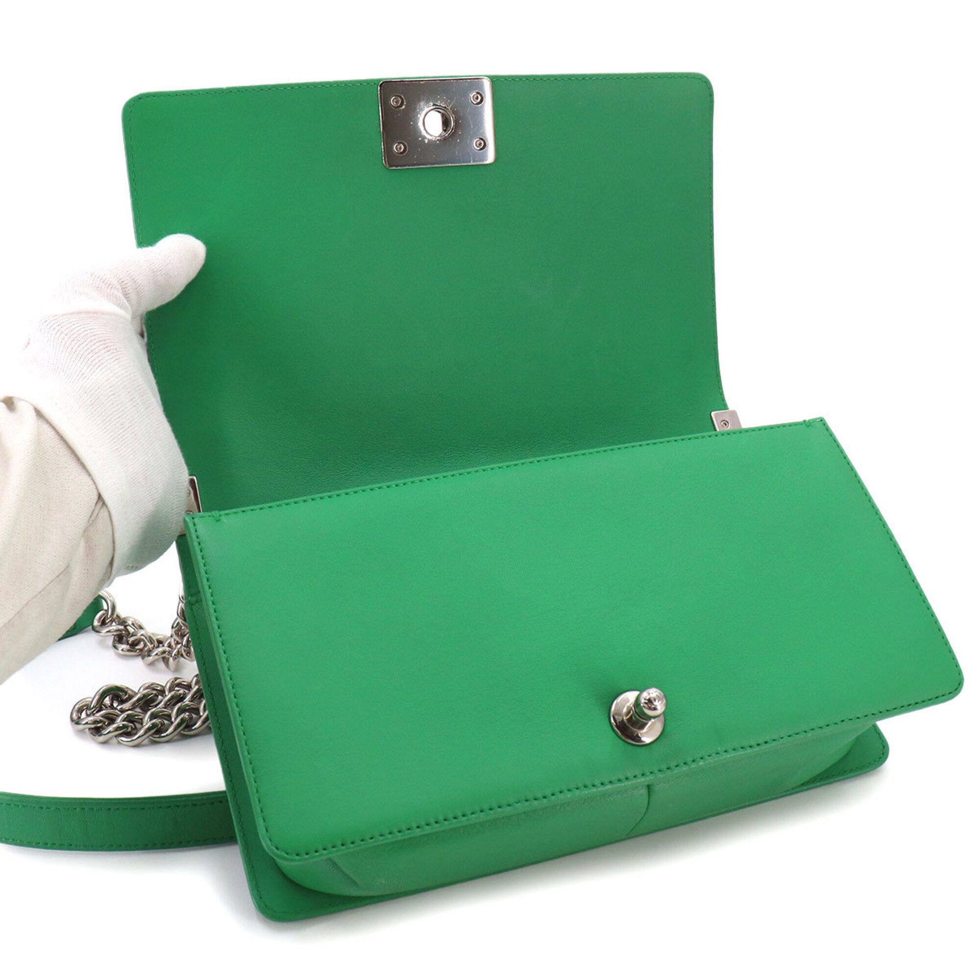 Chanel Boy Chanel Green Leather Handbag Shoulder Bag (Pre-Owned)
