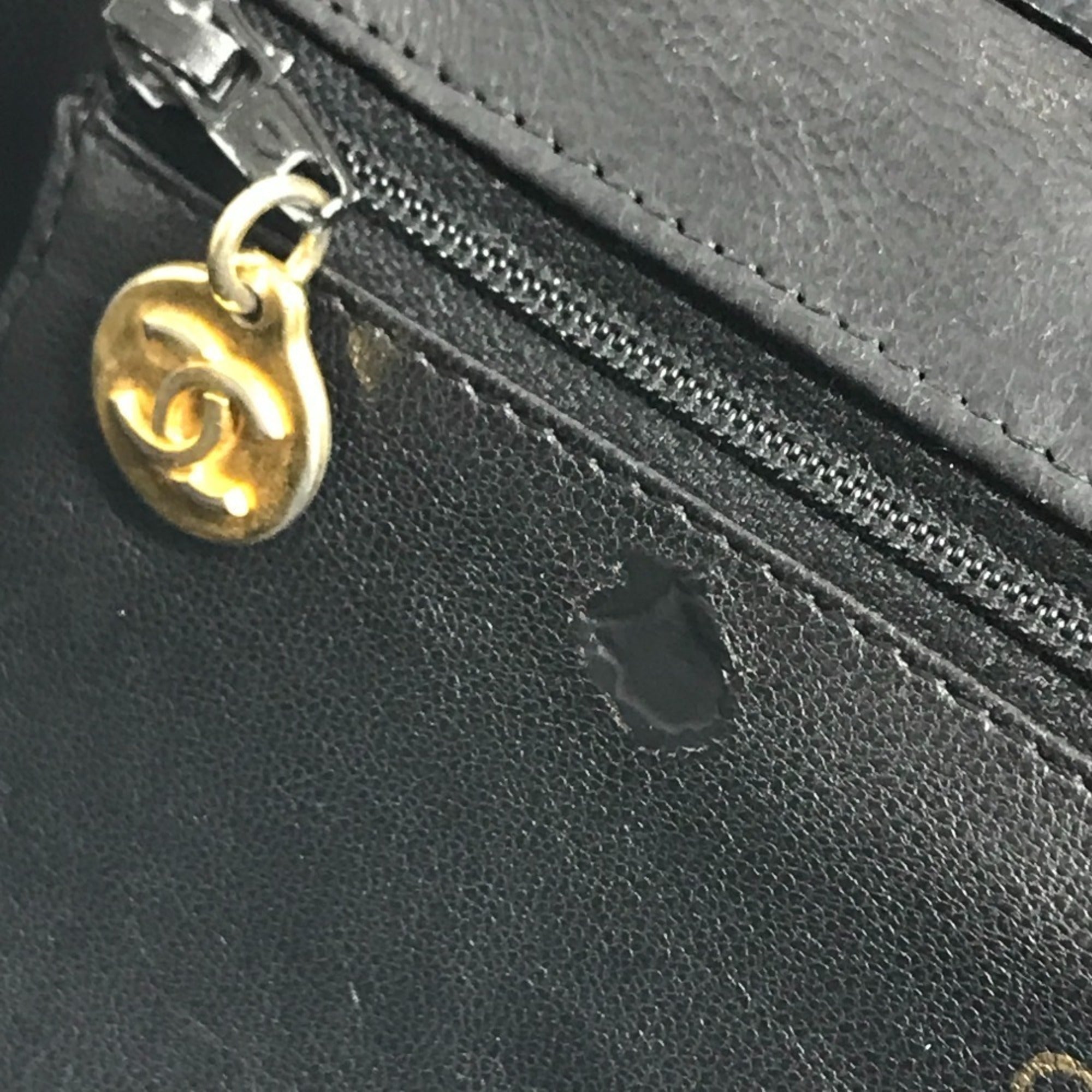 Chanel Matelasse Black Leather Shoulder Bag (Pre-Owned)