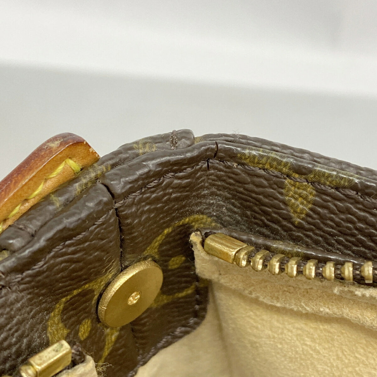 Louis Vuitton Brown Shoulder Bag (Pre-Owned)