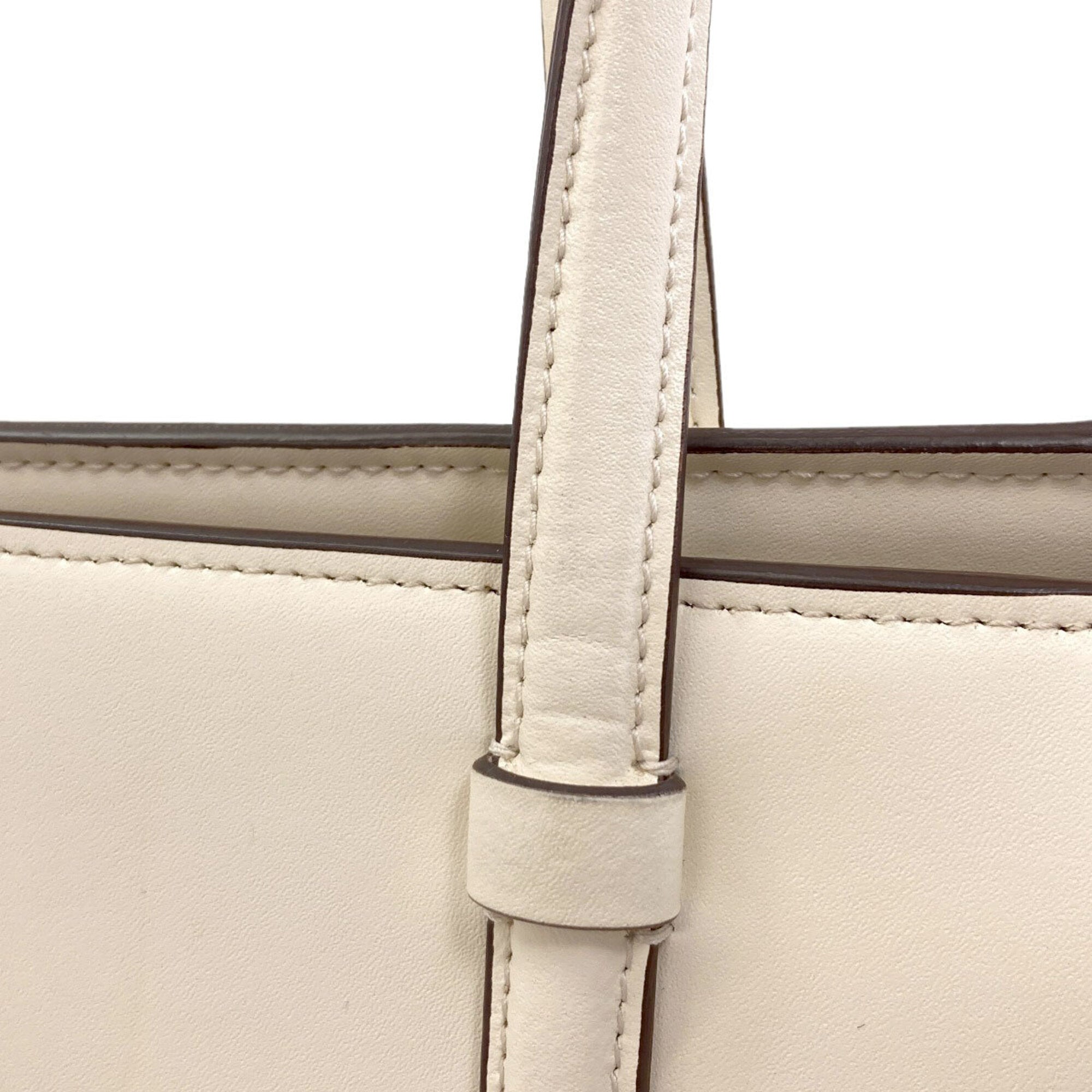 Salvatore Ferragamo White Leather Handbag (Pre-Owned)