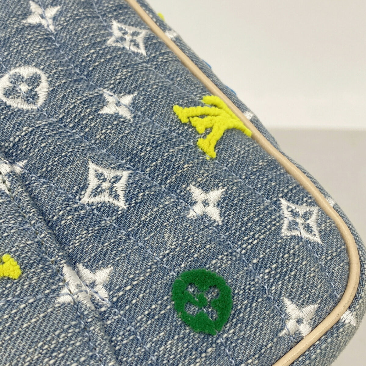 Louis Vuitton Light Blue Shoulder Bag (Pre-Owned)