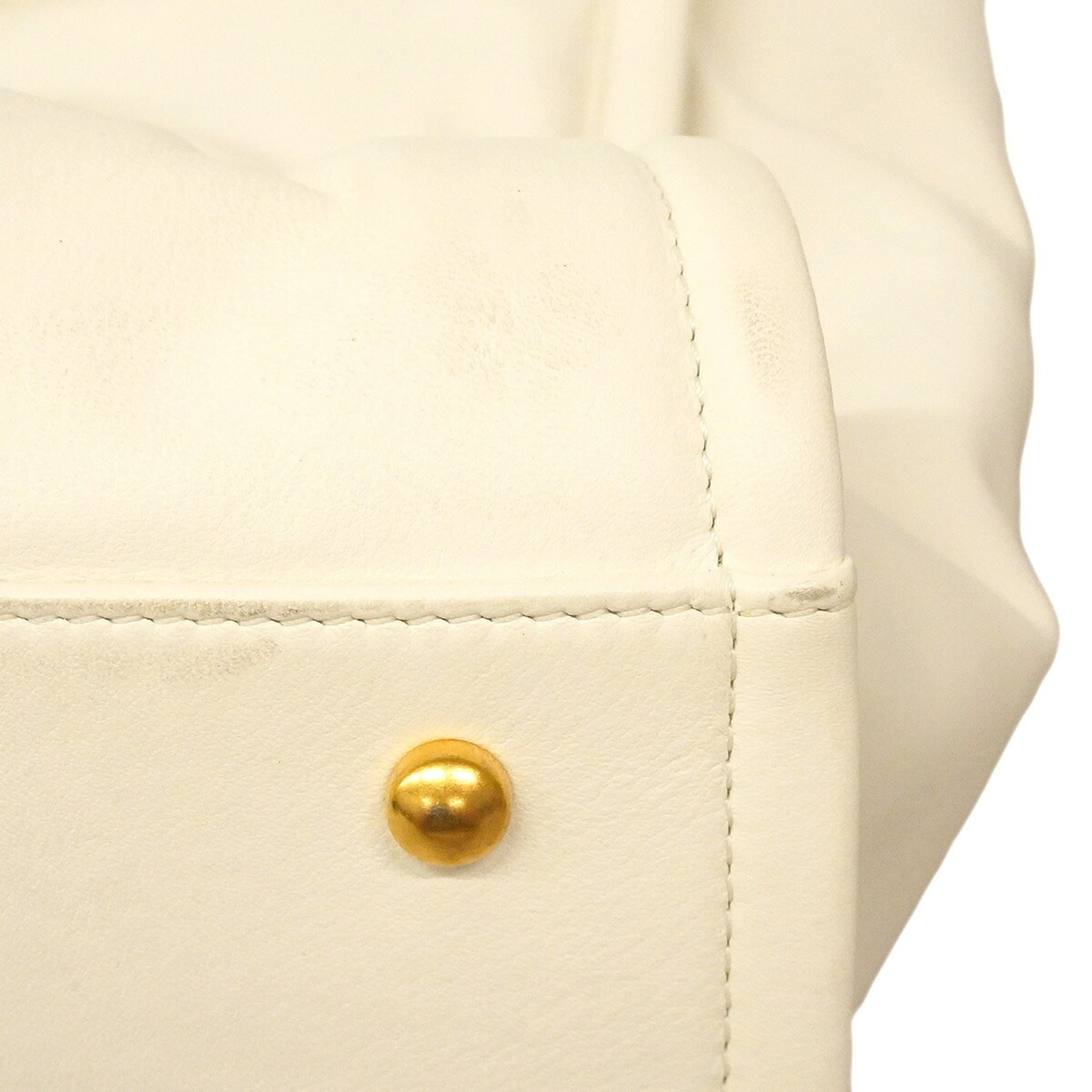 Chanel White Leather Tote Bag (Pre-Owned)