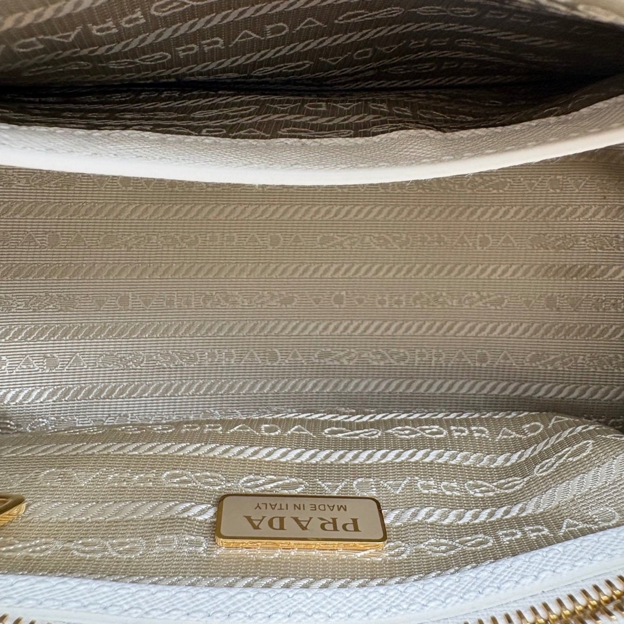Prada White Handbag (Pre-Owned)